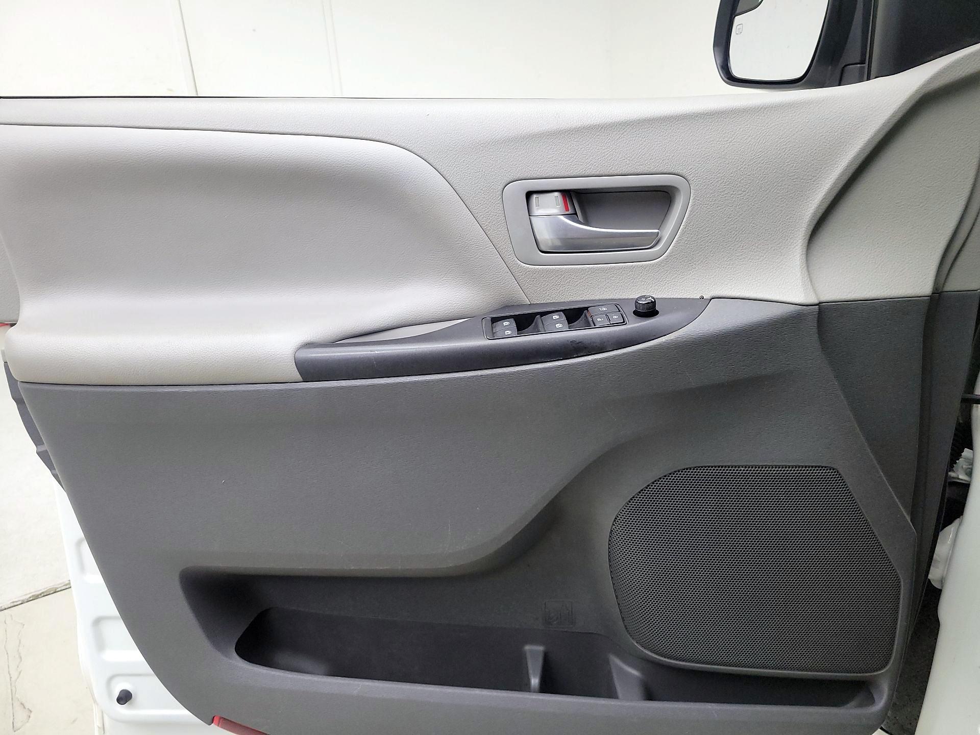 Thumbnail: 2019 Toyota Sienna - 12