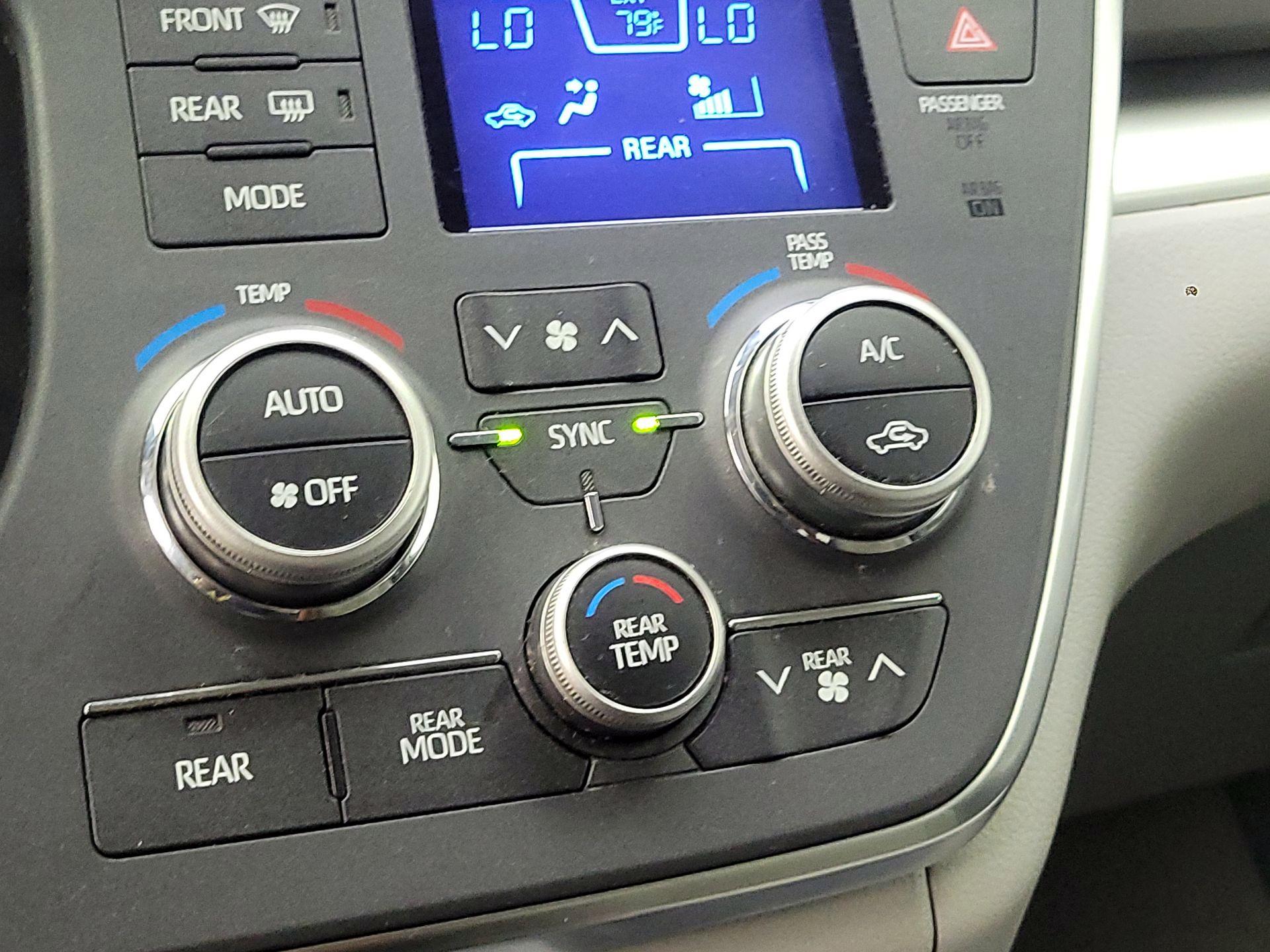 Thumbnail: 2019 Toyota Sienna - 16
