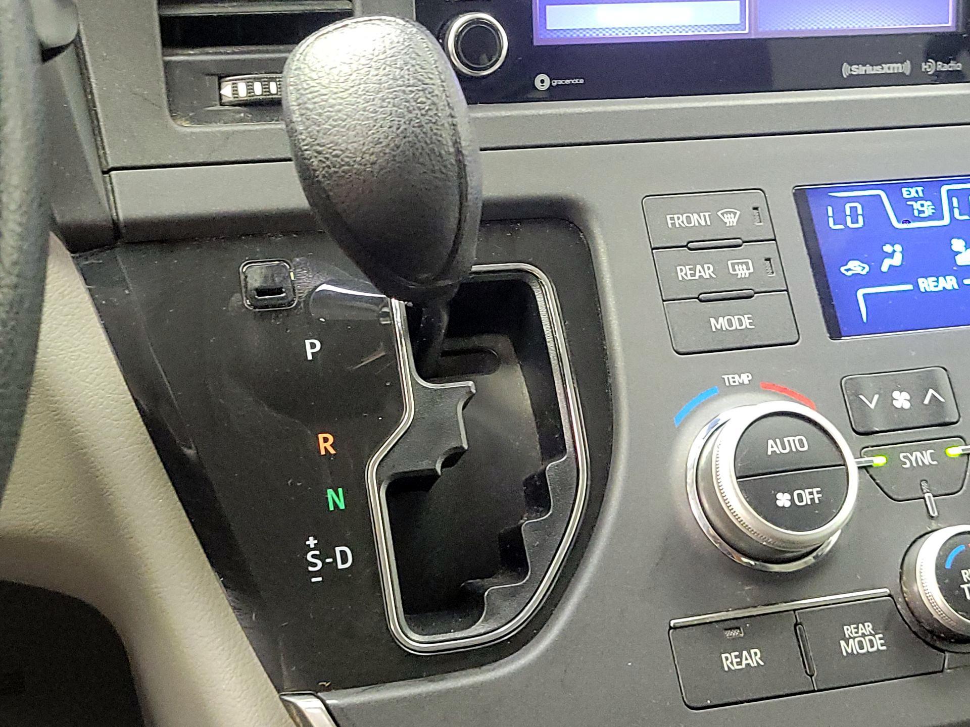 Thumbnail: 2019 Toyota Sienna - 17
