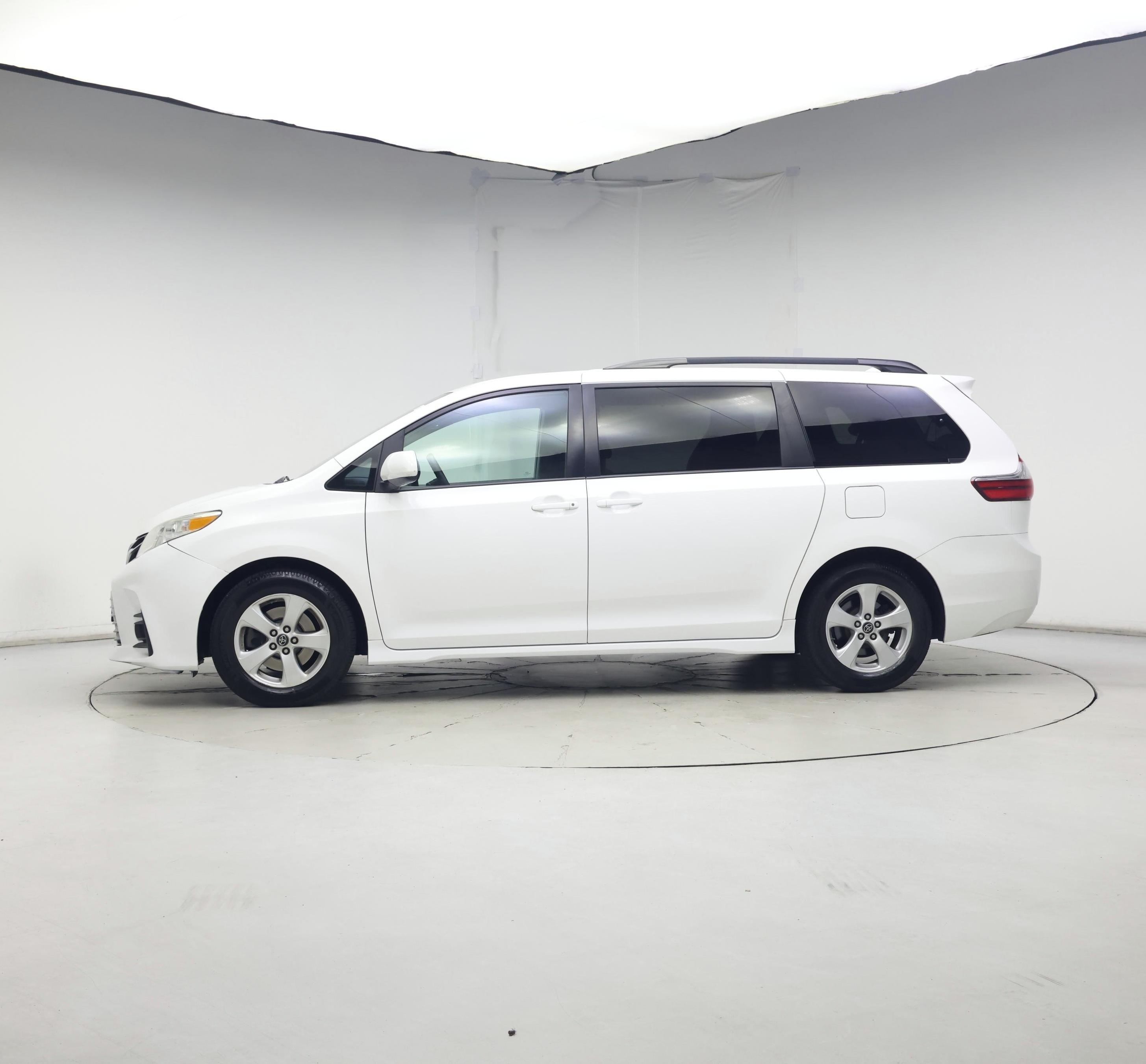 Thumbnail: 2019 Toyota Sienna - 3