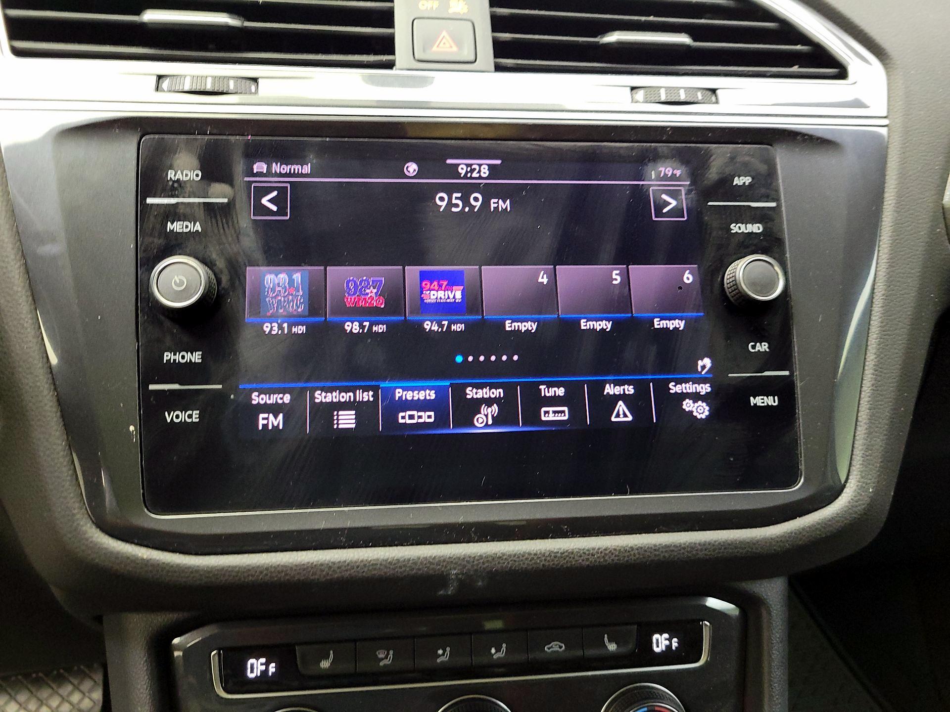 Thumbnail: 2021 Volkswagen Tiguan - 15