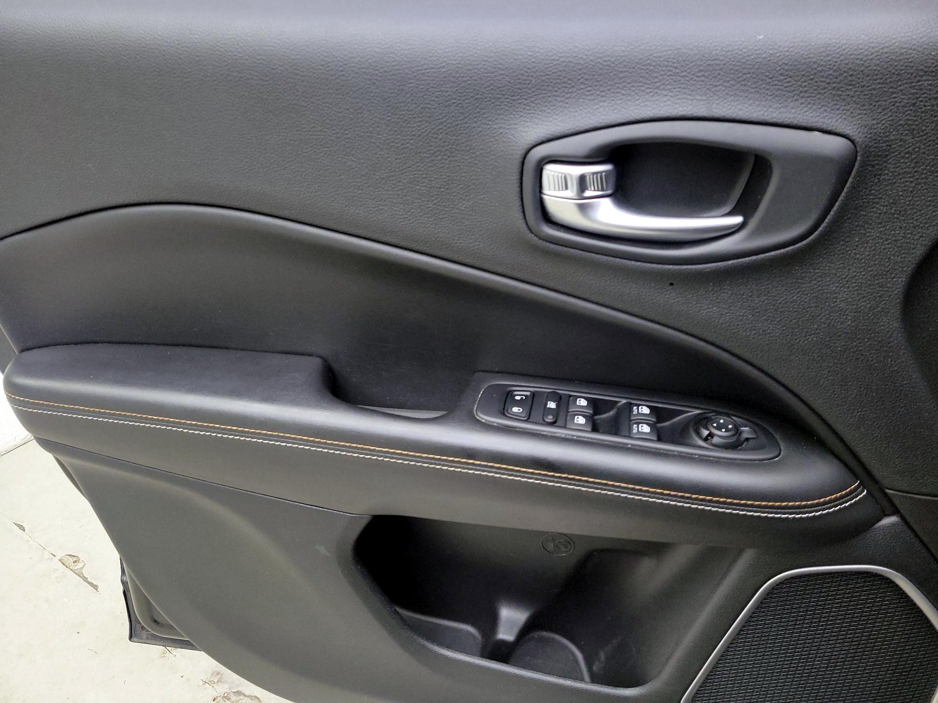 Thumbnail: 2018 Jeep Compass - 12
