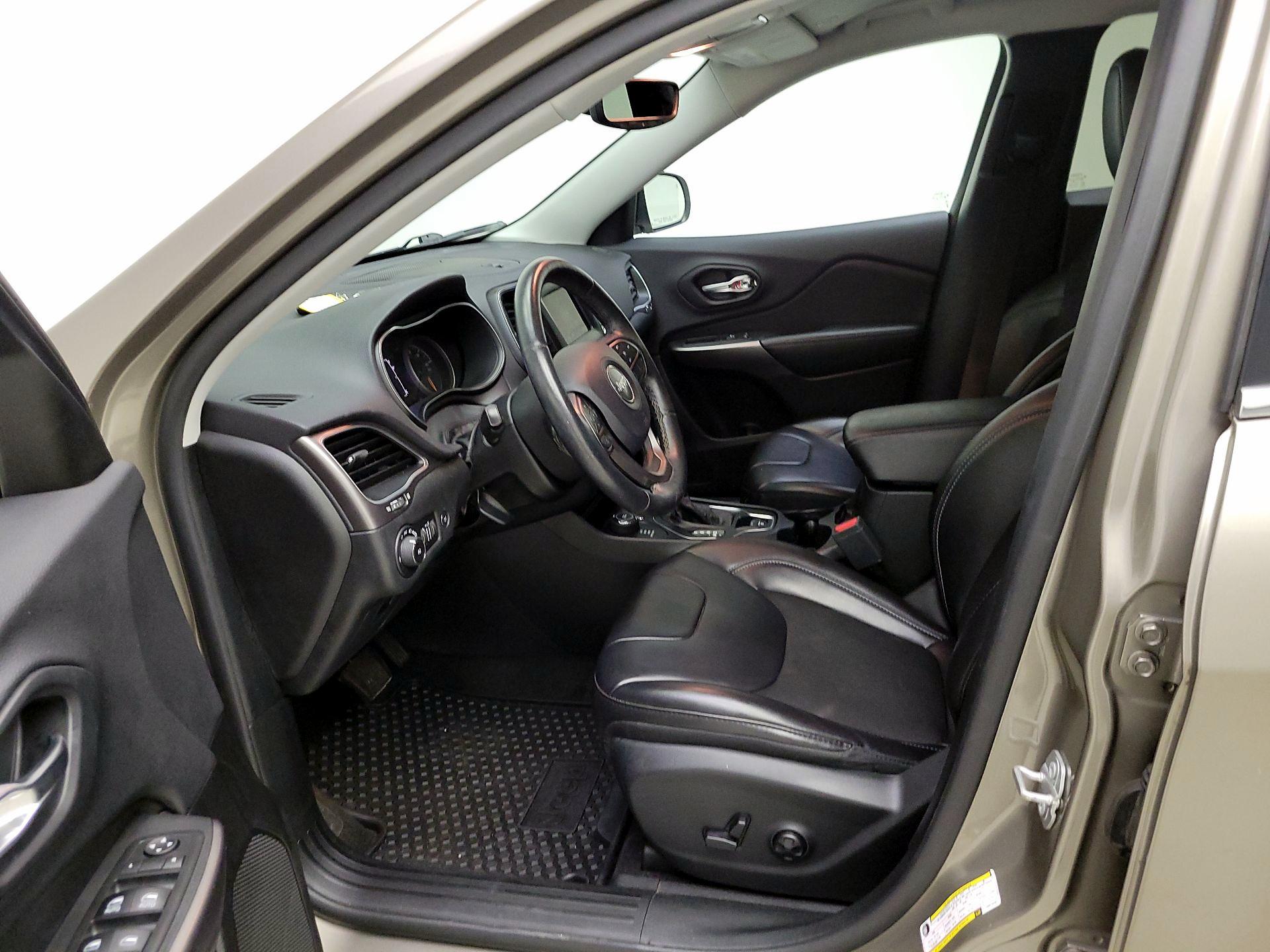 Thumbnail: 2019 Jeep Cherokee - 11