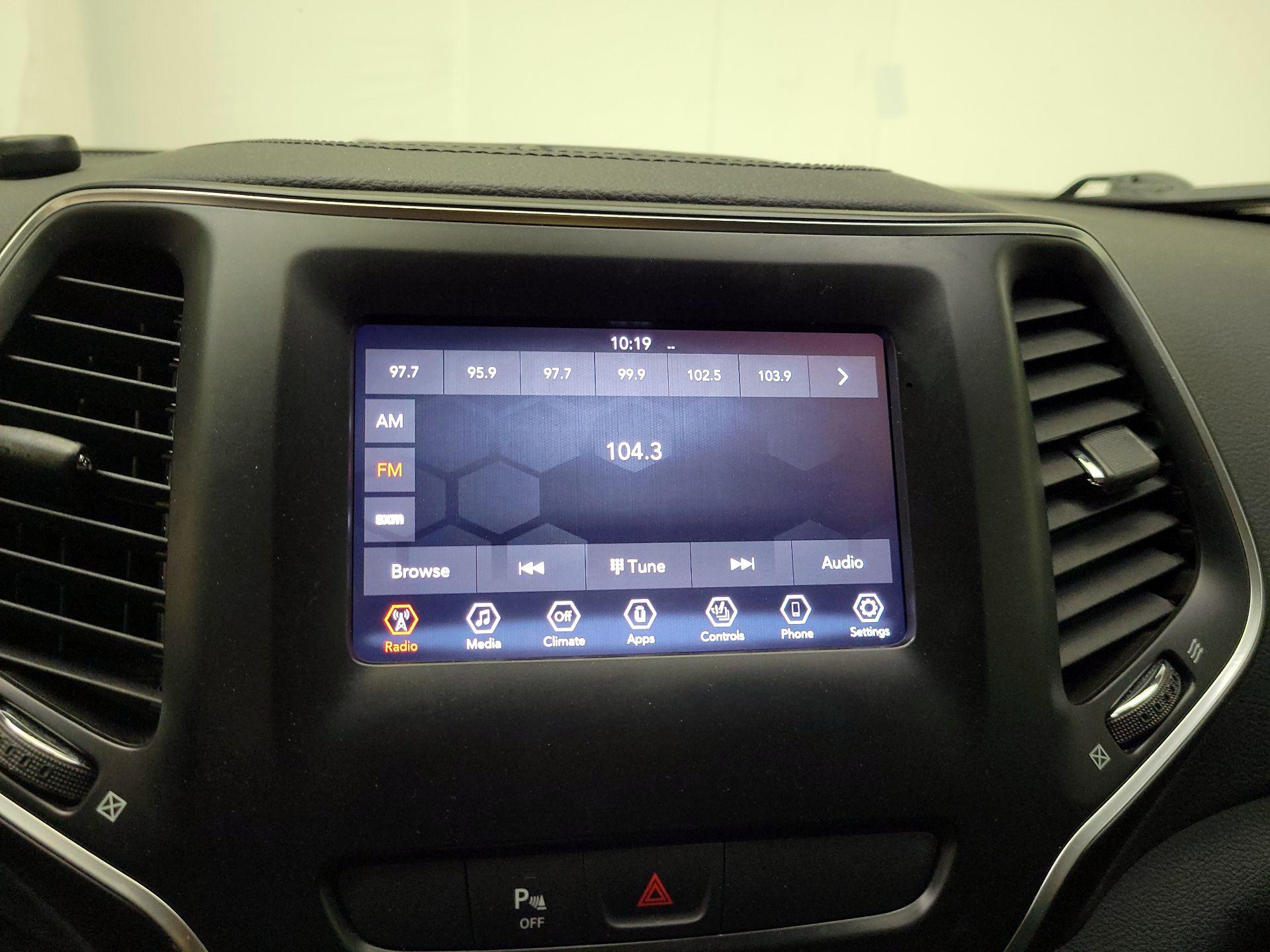 Thumbnail: 2019 Jeep Cherokee - 15