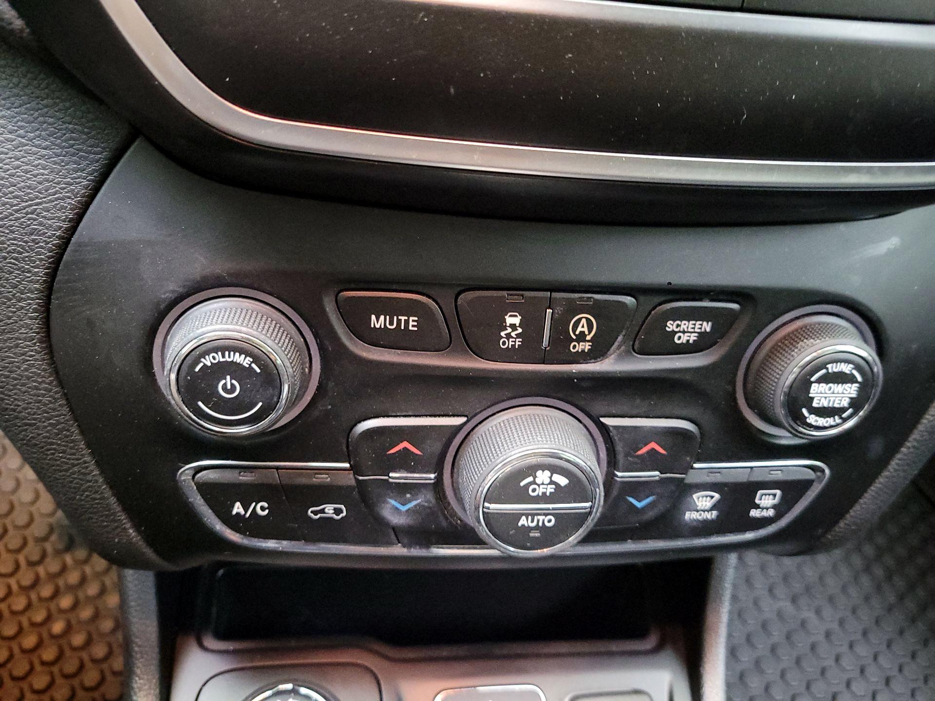 Thumbnail: 2019 Jeep Cherokee - 16
