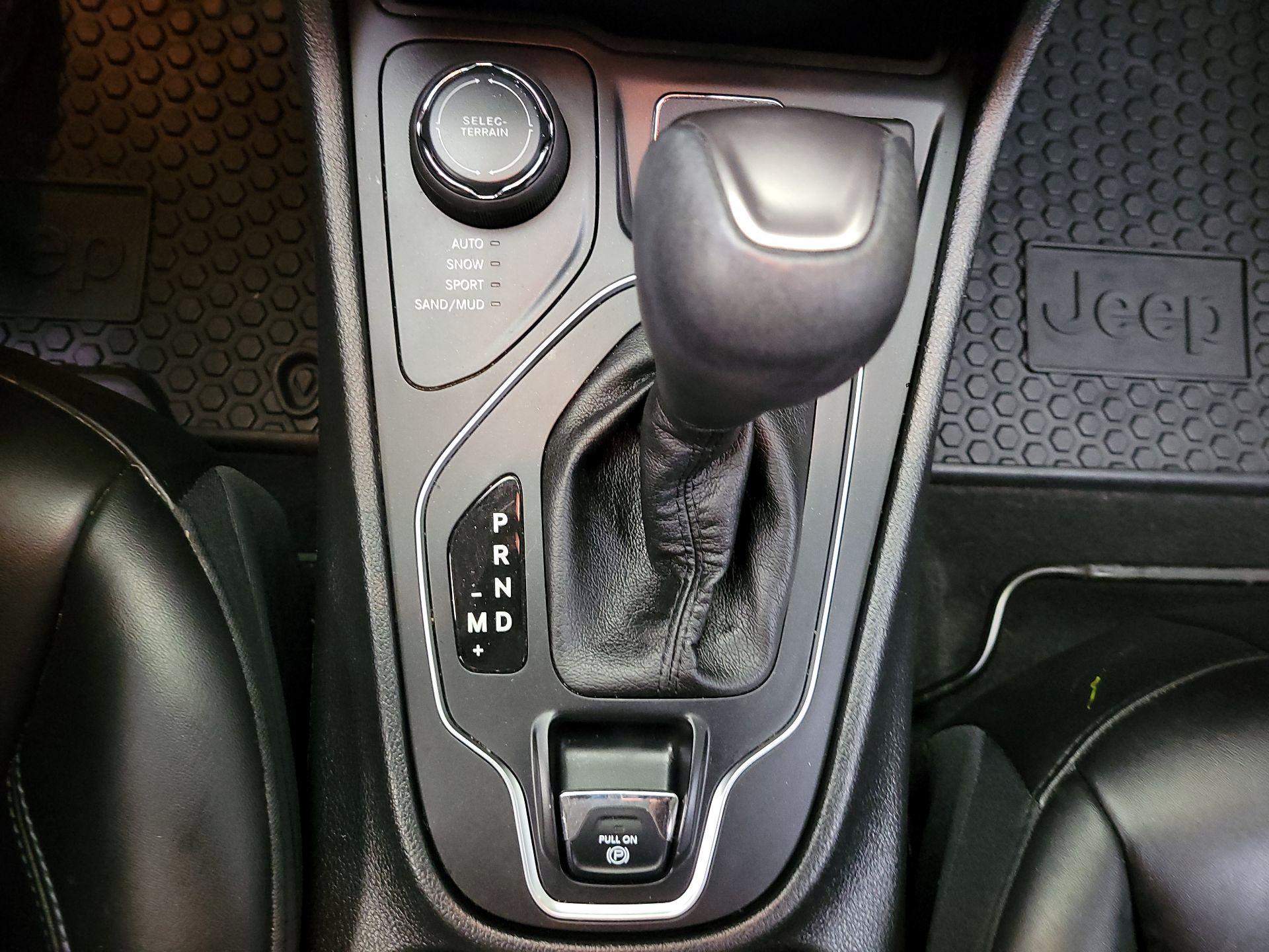 Thumbnail: 2019 Jeep Cherokee - 17