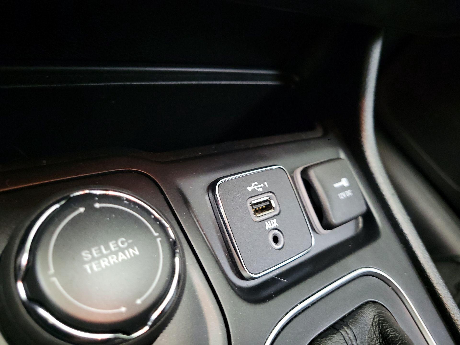 Thumbnail: 2019 Jeep Cherokee - 18