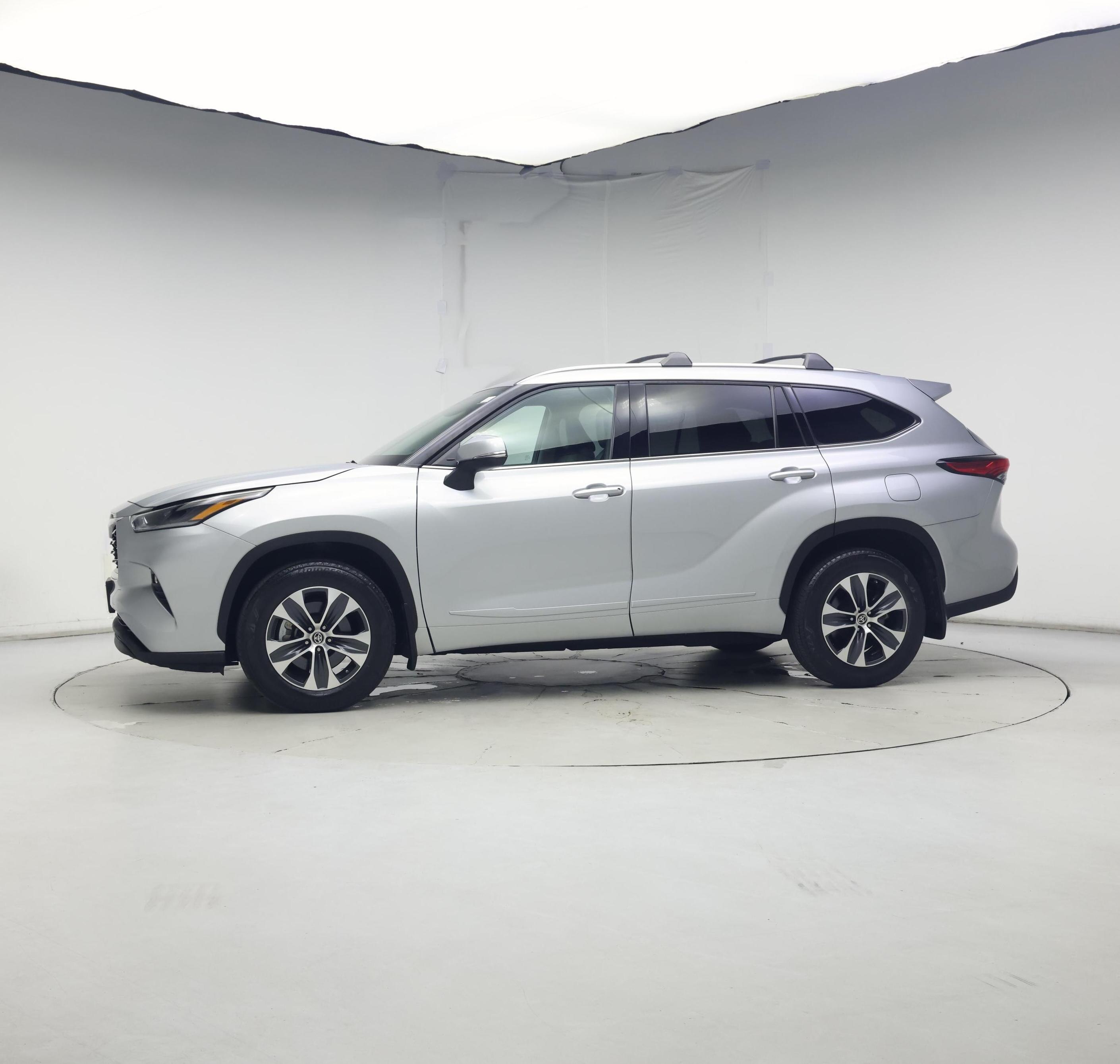 Thumbnail: 2021 Toyota Highlander - 3