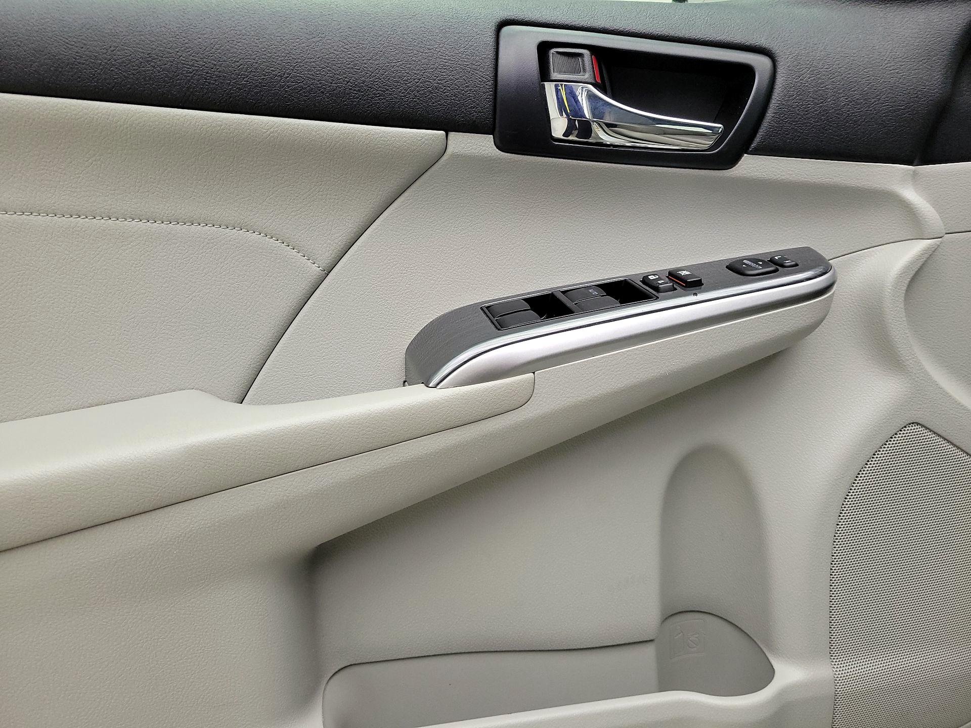 Thumbnail: 2013 Toyota Camry - 12