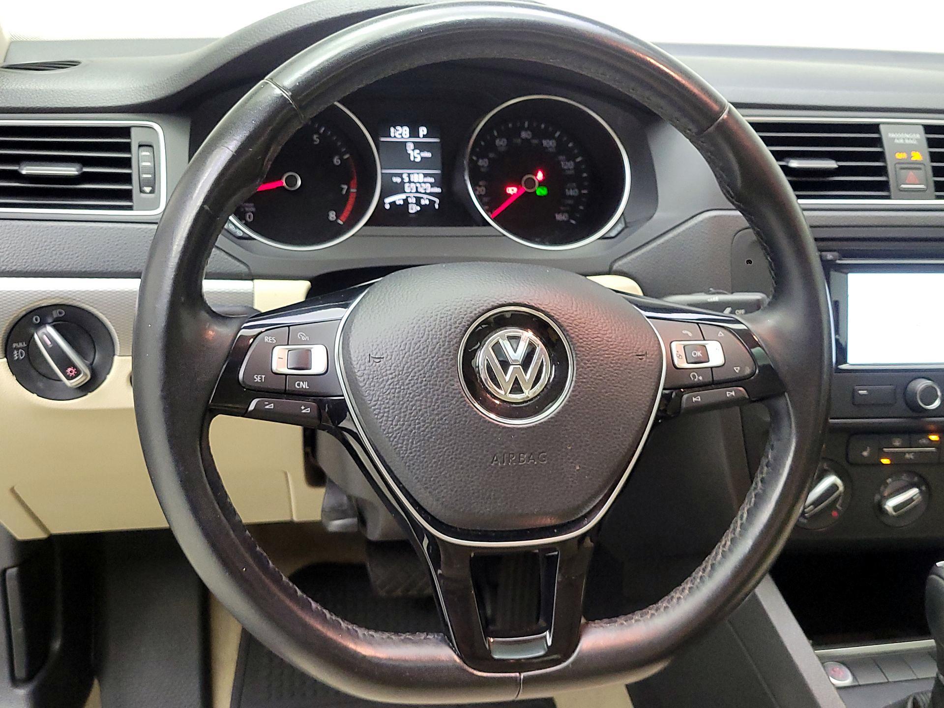 Thumbnail: 2015 Volkswagen Jetta - 10