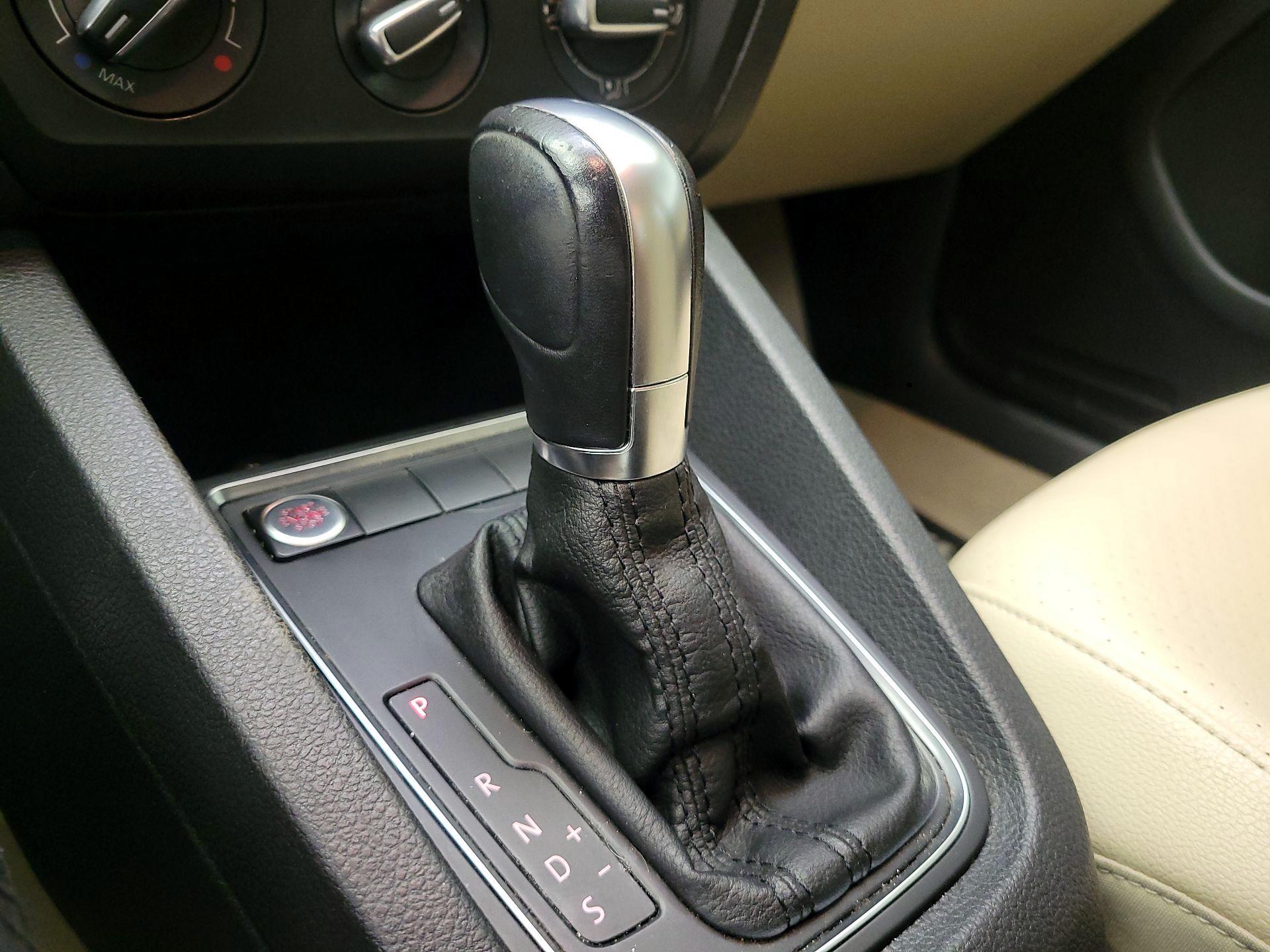 Thumbnail: 2015 Volkswagen Jetta - 18
