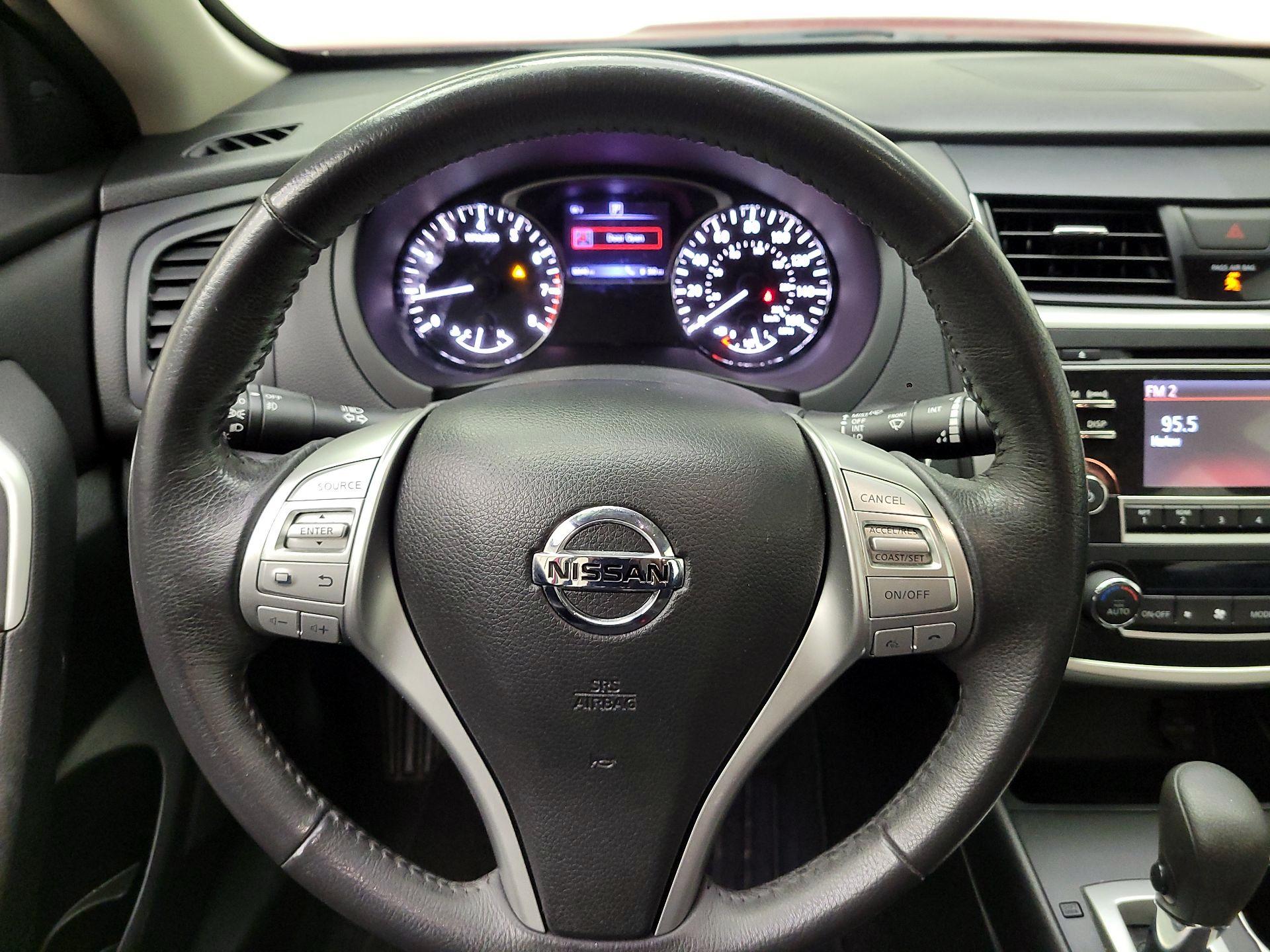 Thumbnail: 2017 Nissan Altima - 10
