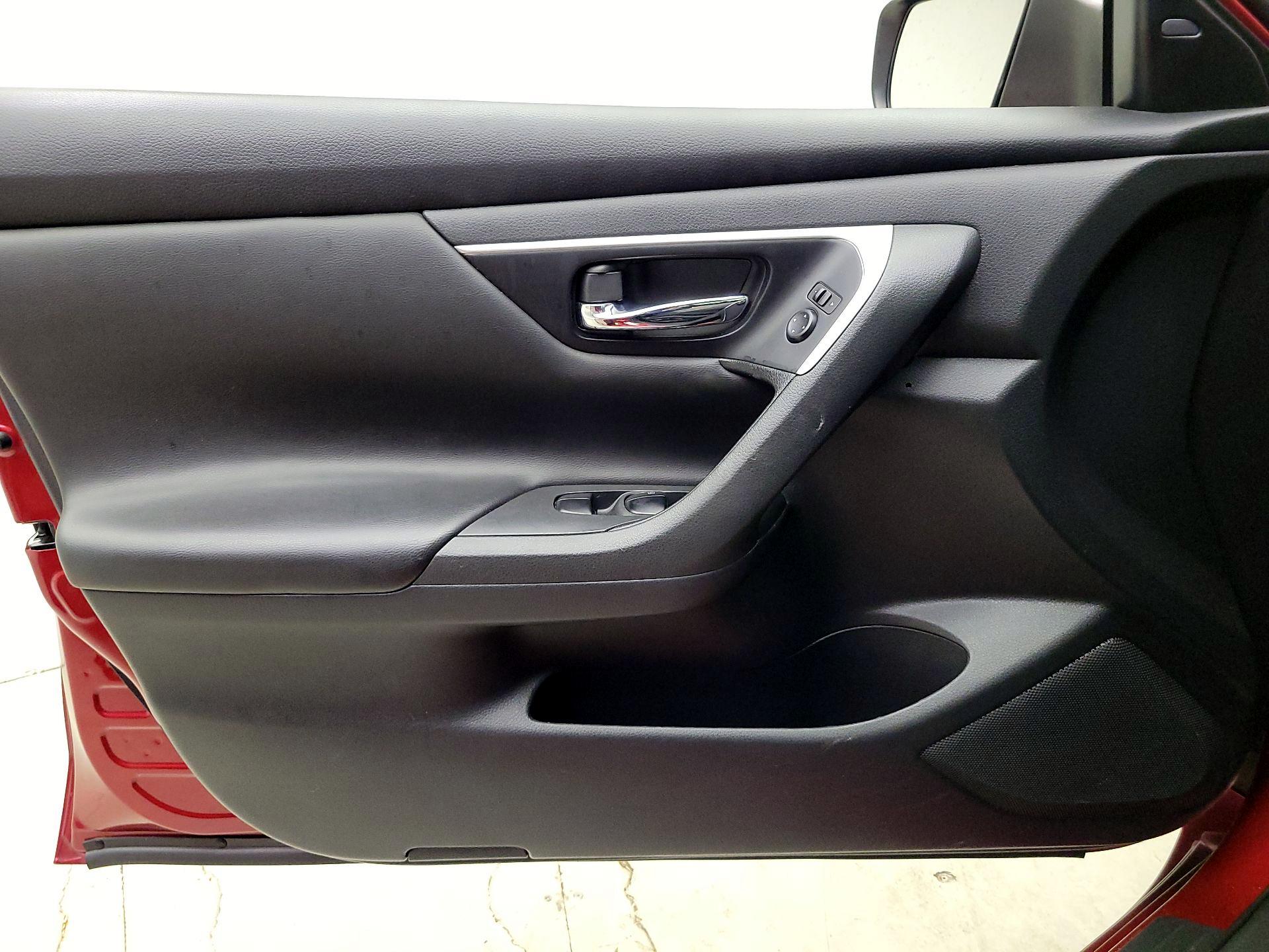 Thumbnail: 2017 Nissan Altima - 12