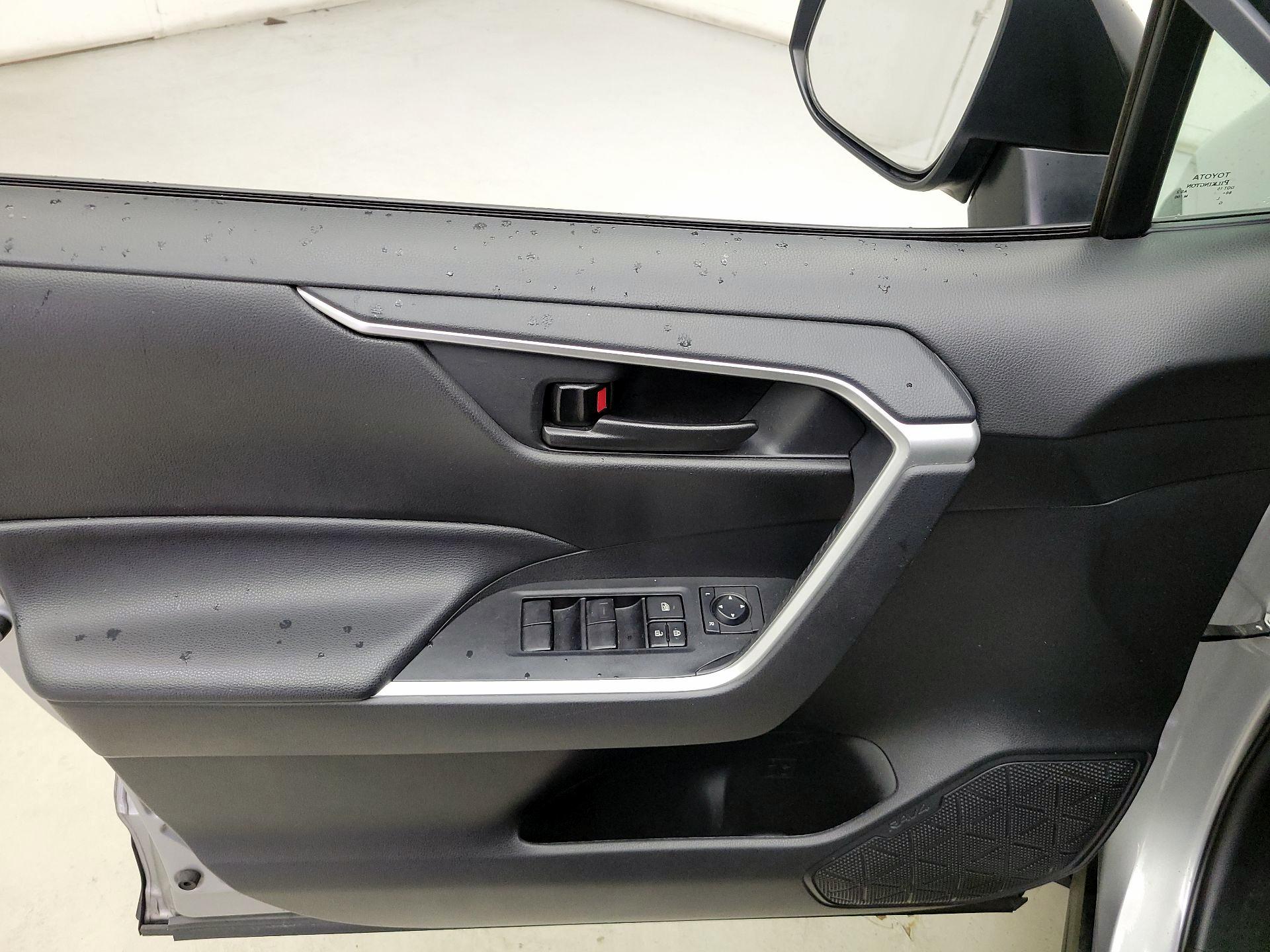 Thumbnail: 2020 Toyota RAV4 - 12