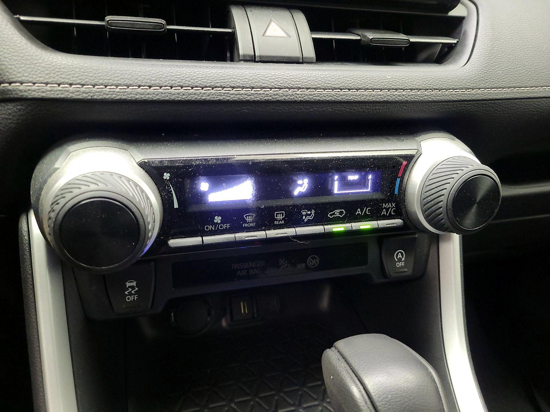 Thumbnail: 2020 Toyota RAV4 - 16