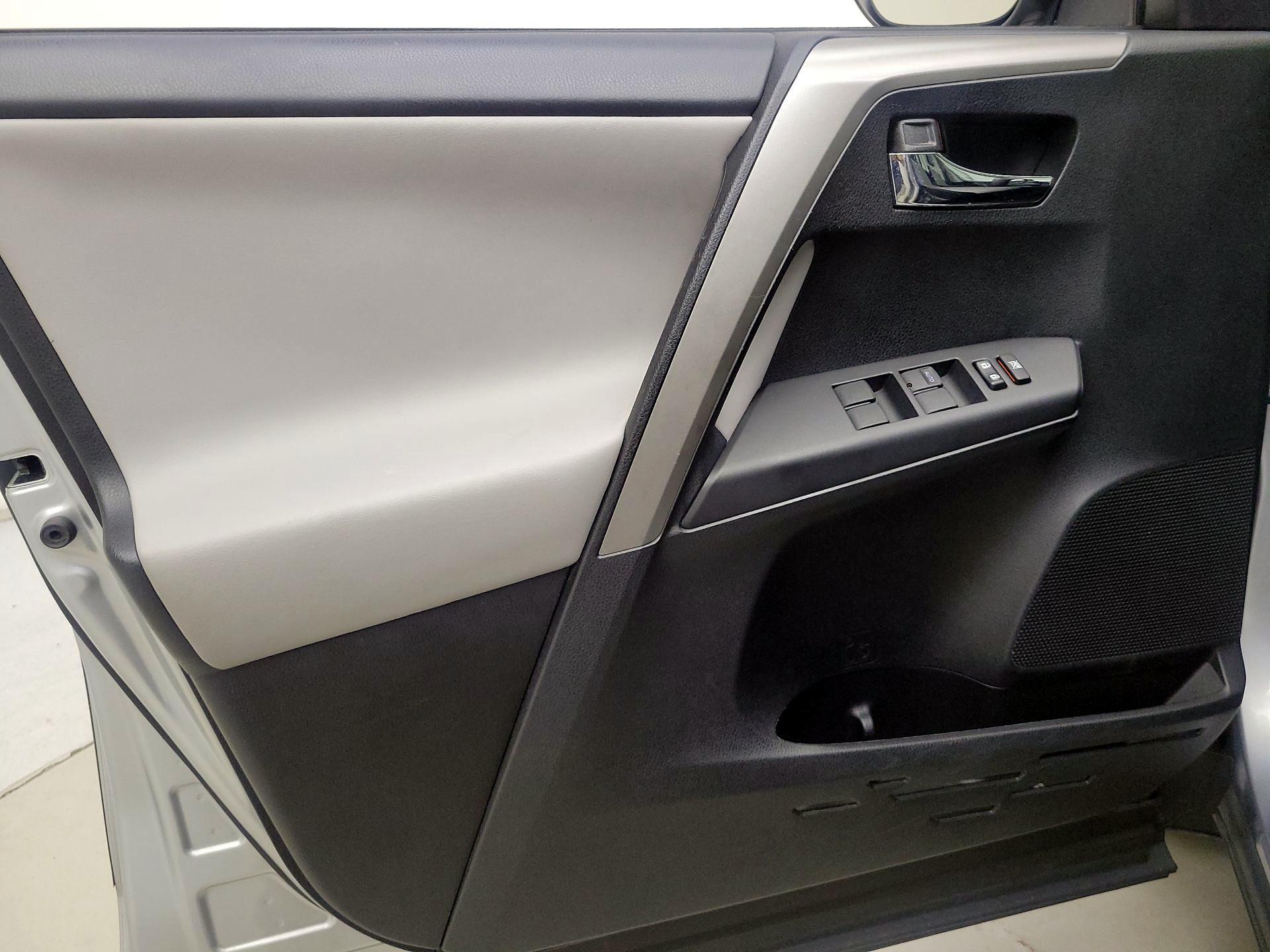 Thumbnail: 2016 Toyota RAV4 - 12