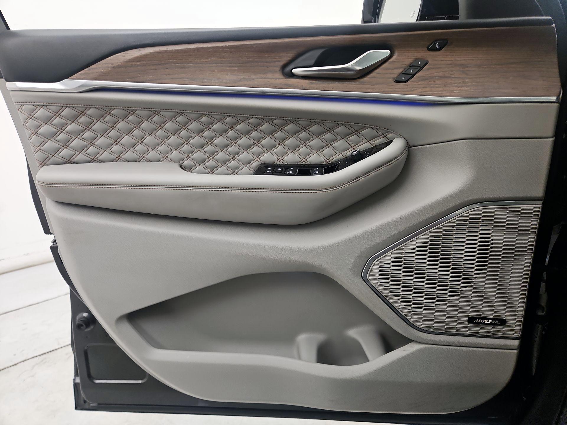 Thumbnail: 2022 Jeep Grand Cherokee - 12