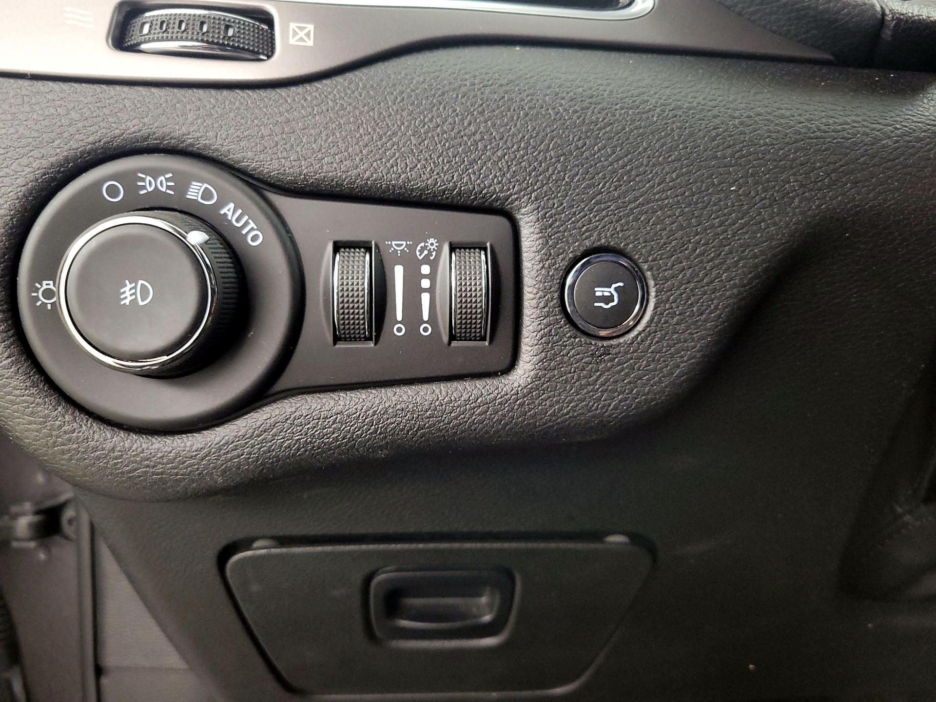 Thumbnail: 2021 Jeep Cherokee - 13