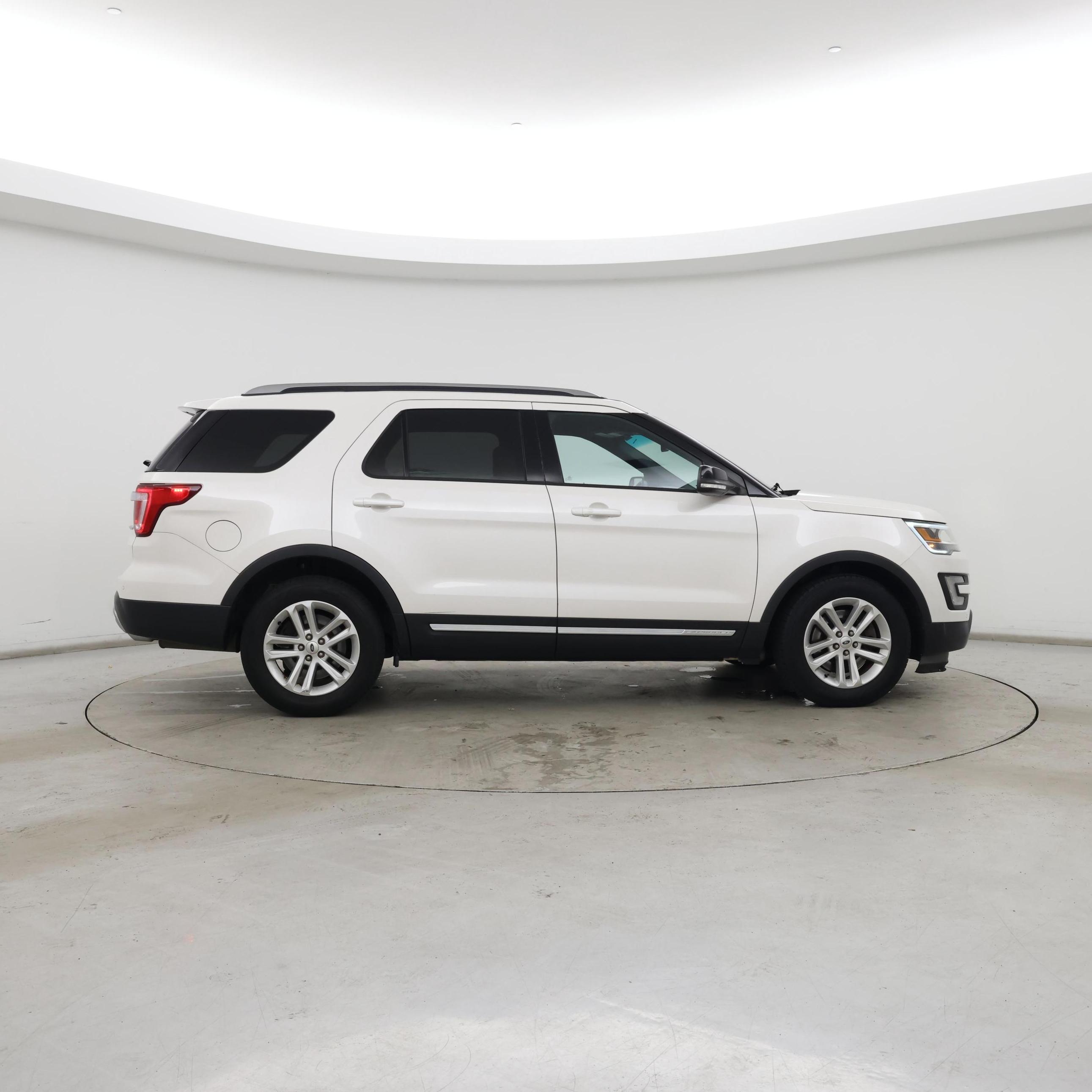 Thumbnail: 2016 Ford Explorer - 7