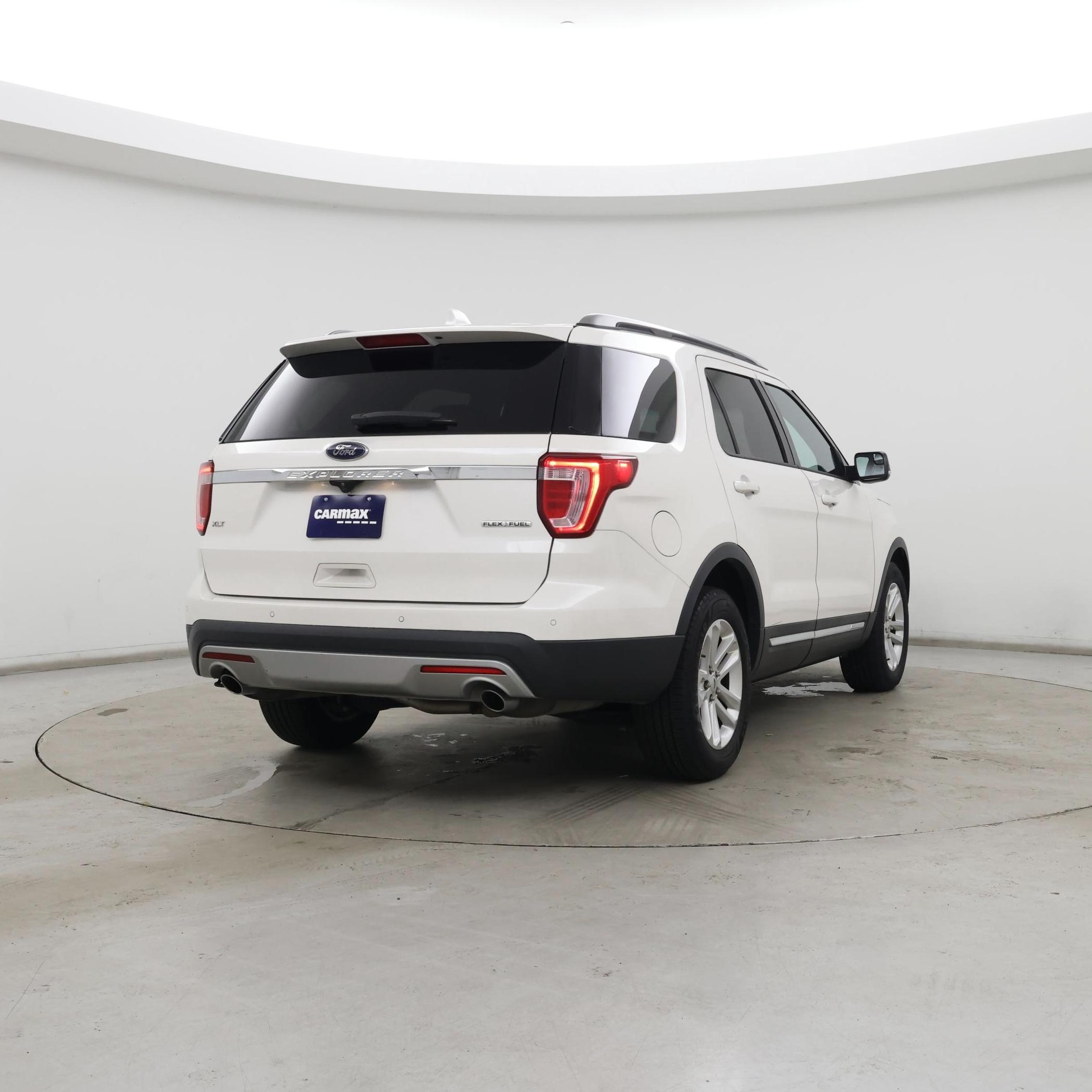 Thumbnail: 2016 Ford Explorer - 8