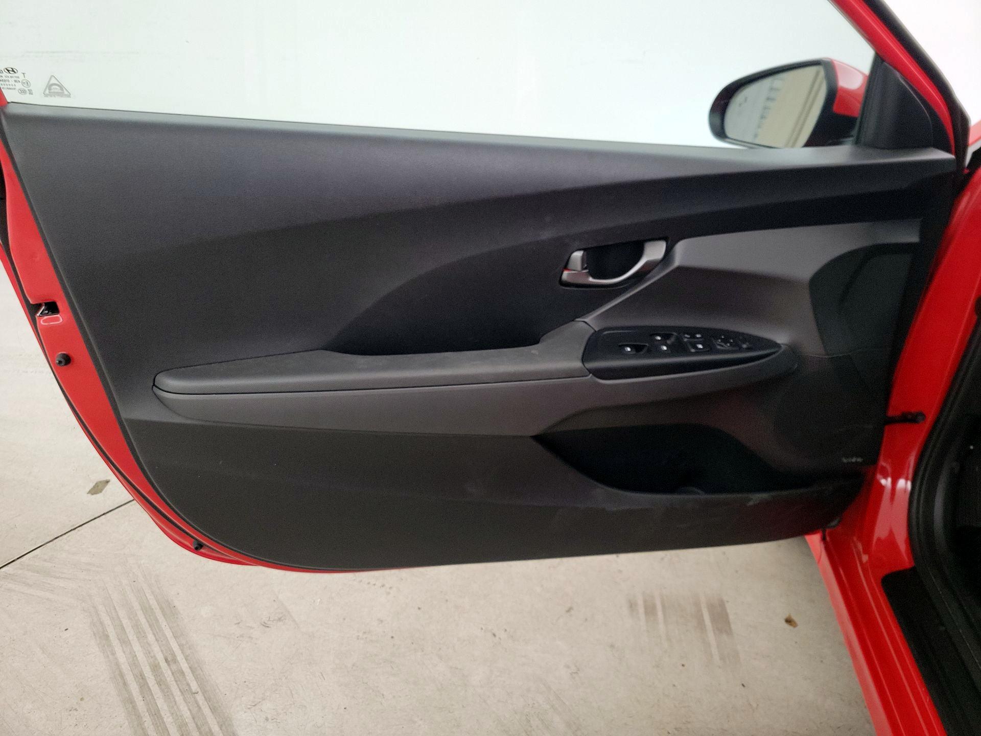 Thumbnail: 2019 Hyundai Veloster - 12