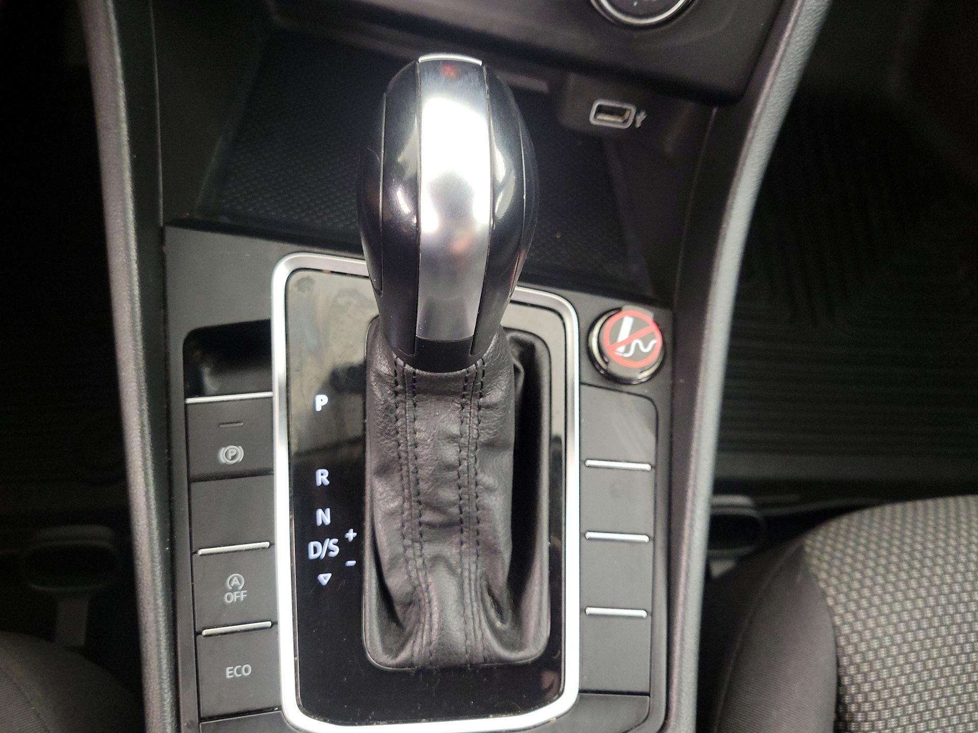 Thumbnail: 2019 Volkswagen Jetta - 17