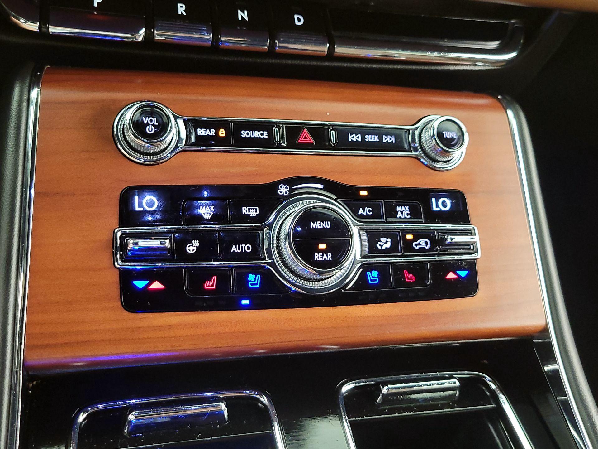 Thumbnail: 2020 Lincoln Aviator - 17