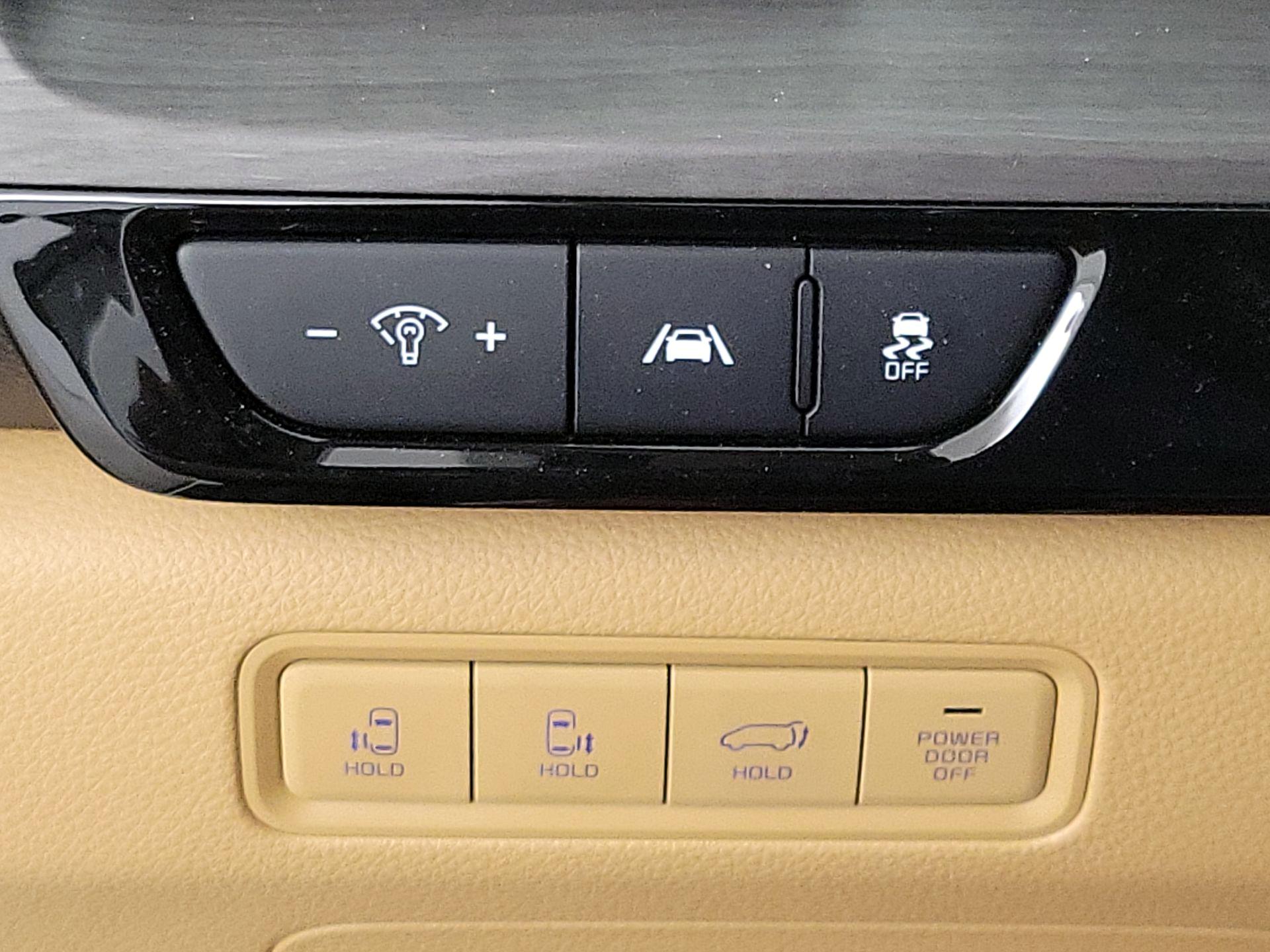 Thumbnail: 2023 Kia Carnival - 13