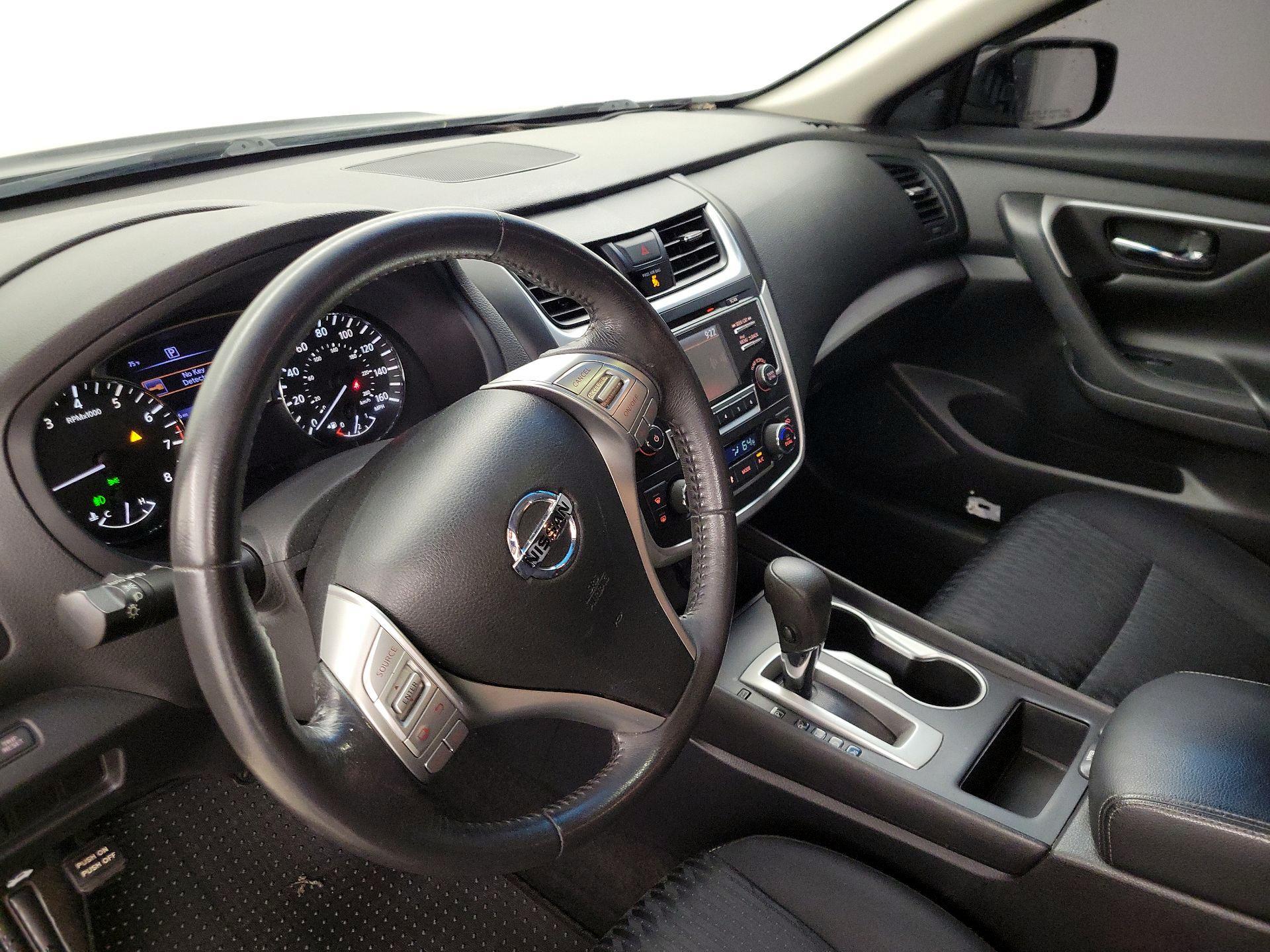 Thumbnail: 2017 Nissan Altima - 9