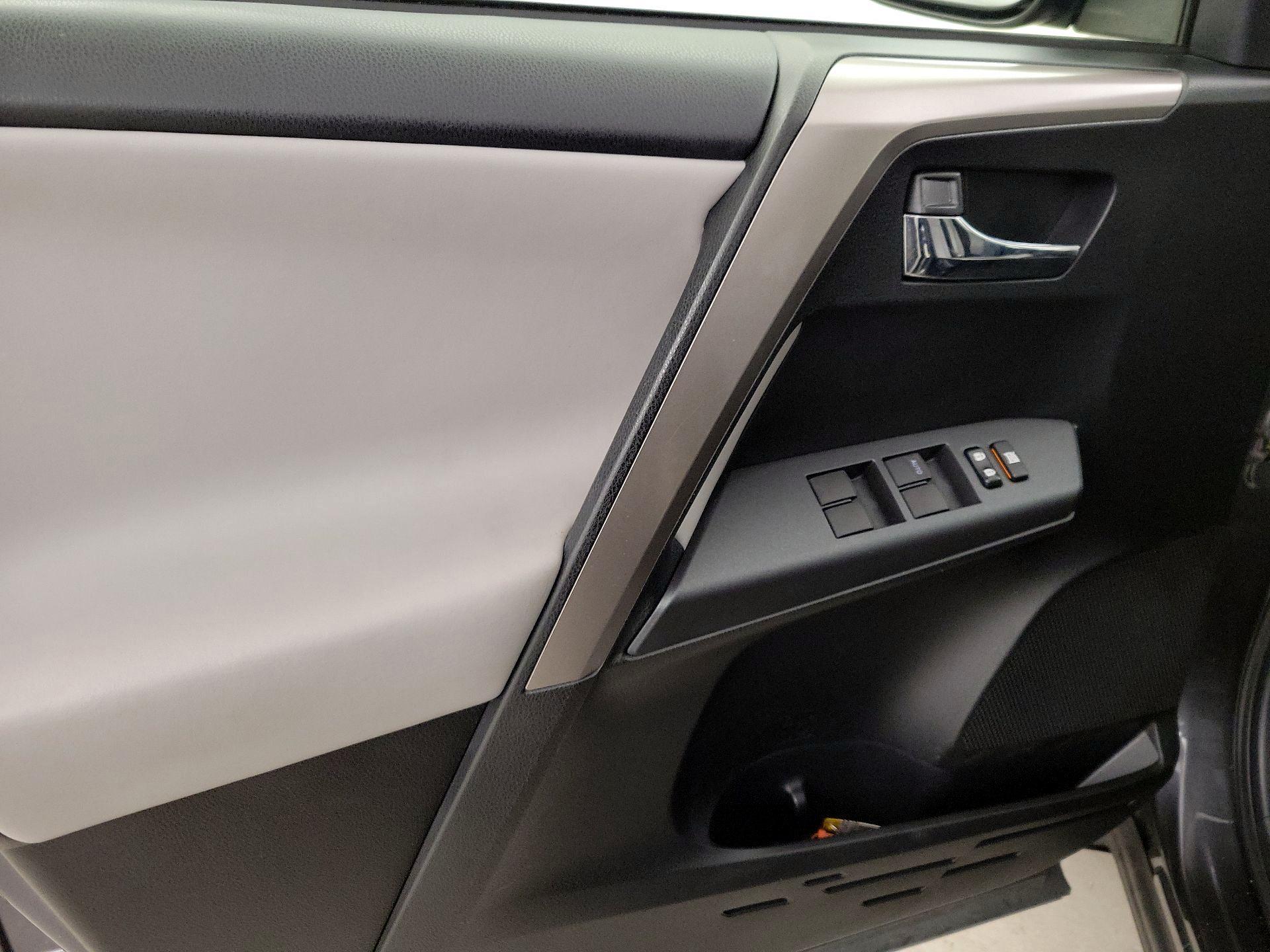 Thumbnail: 2018 Toyota RAV4 - 12