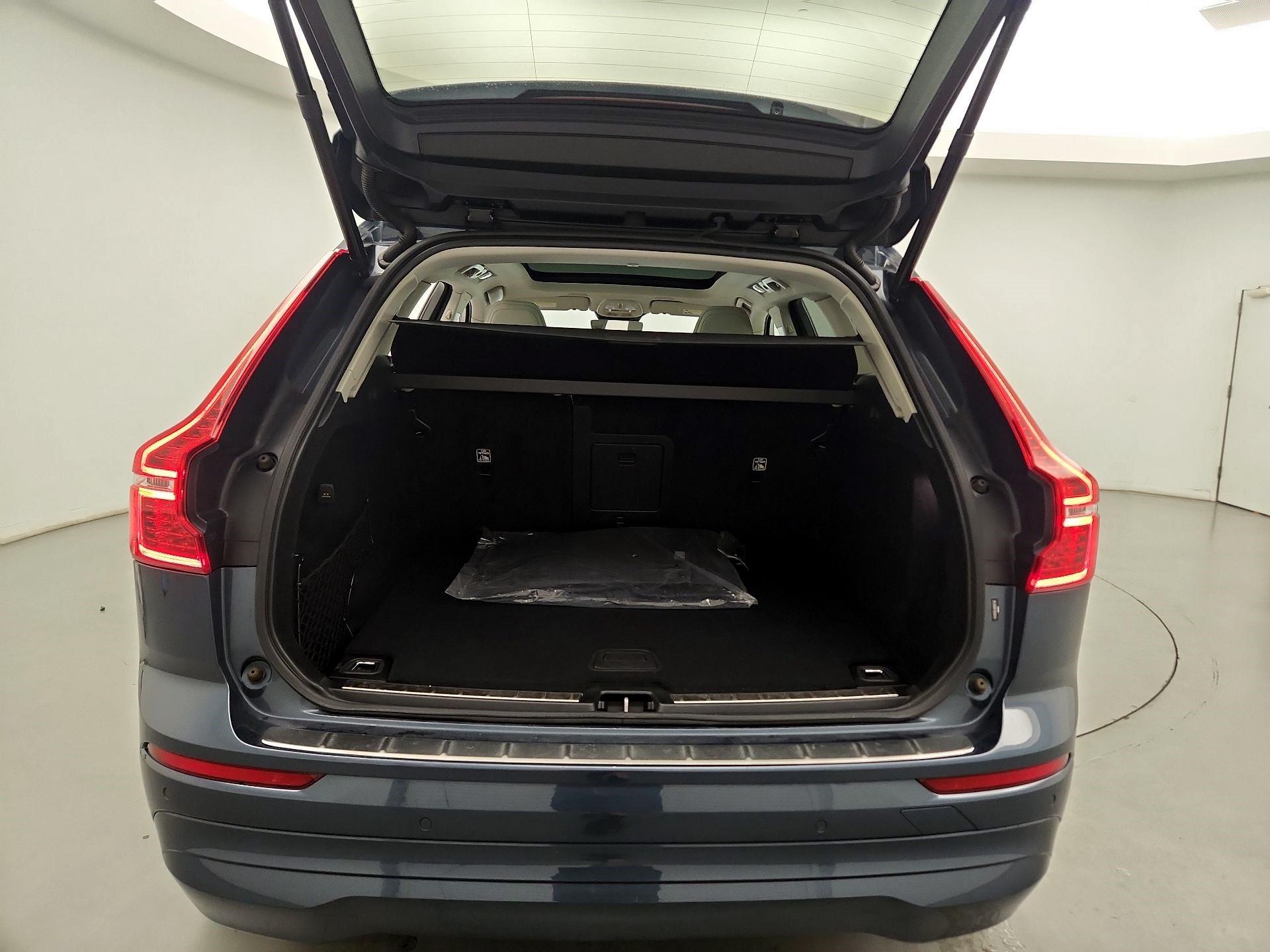 Thumbnail: 2022 Volvo XC60 - 19