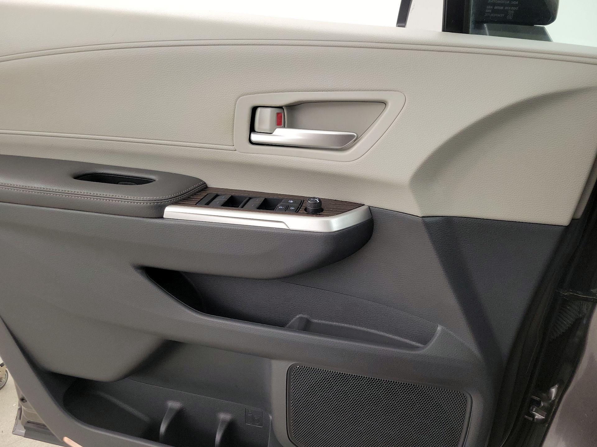 Thumbnail: 2021 Toyota Sienna - 12