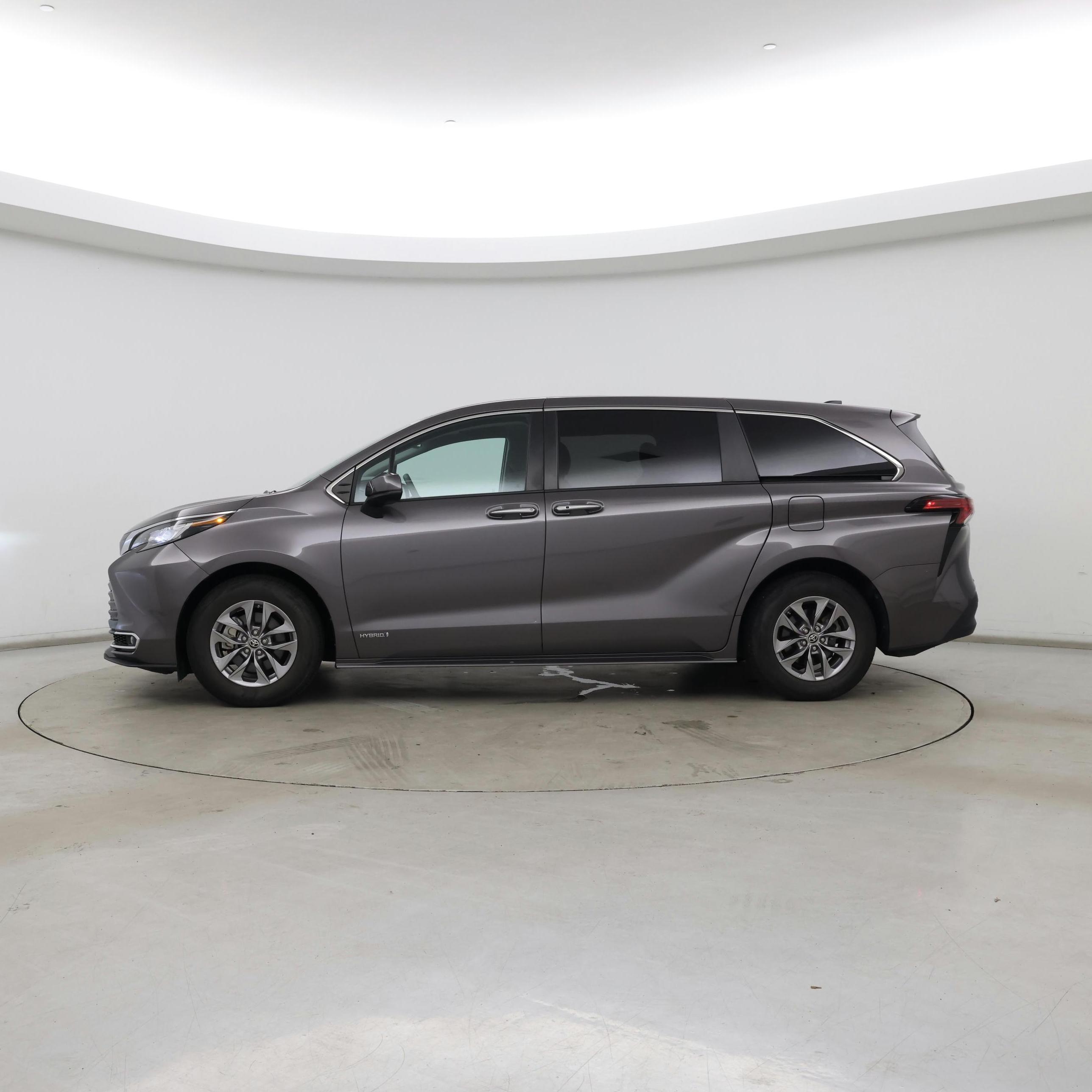 Thumbnail: 2021 Toyota Sienna - 3