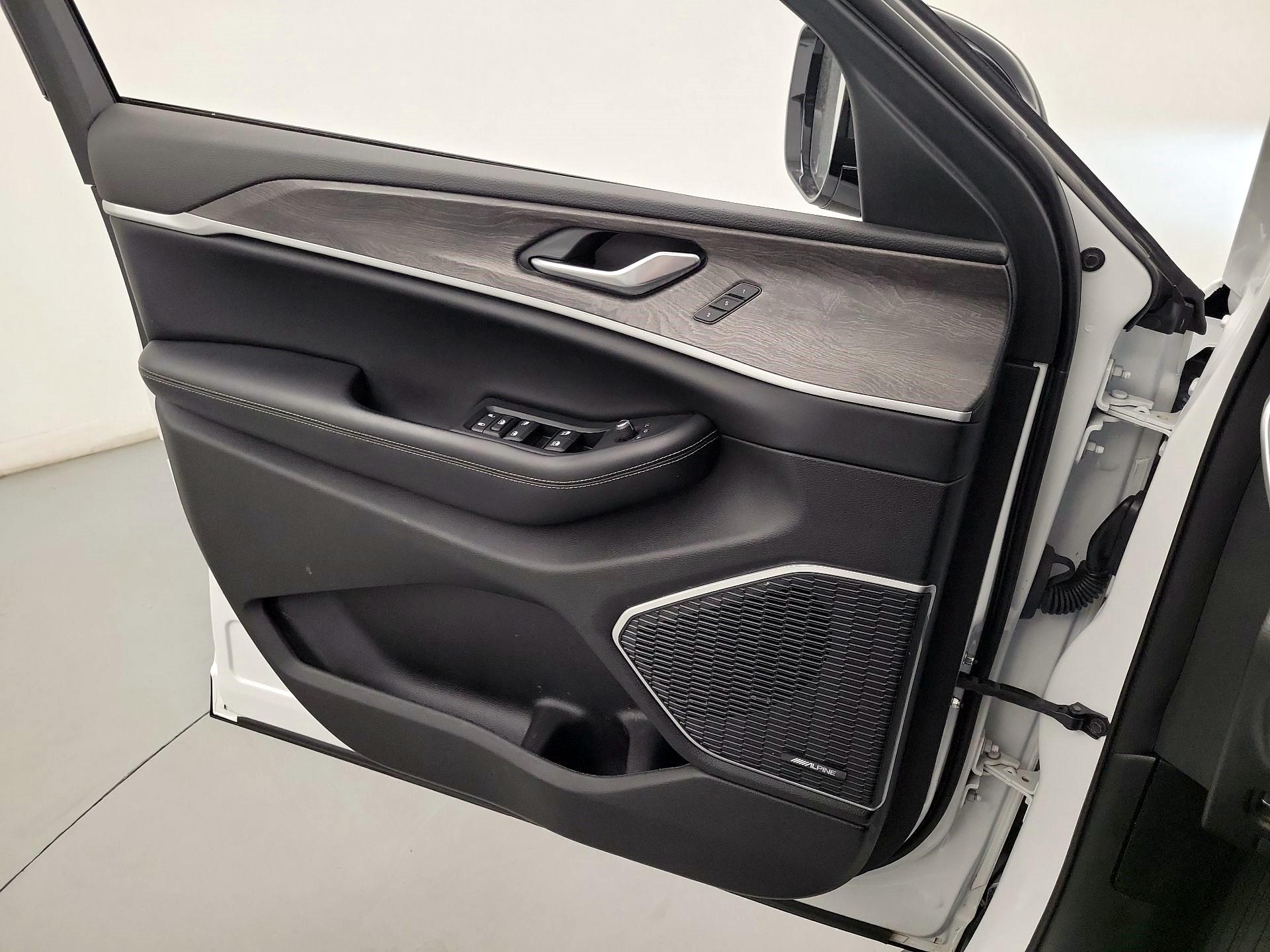 Thumbnail: 2023 Jeep Grand Cherokee - 10