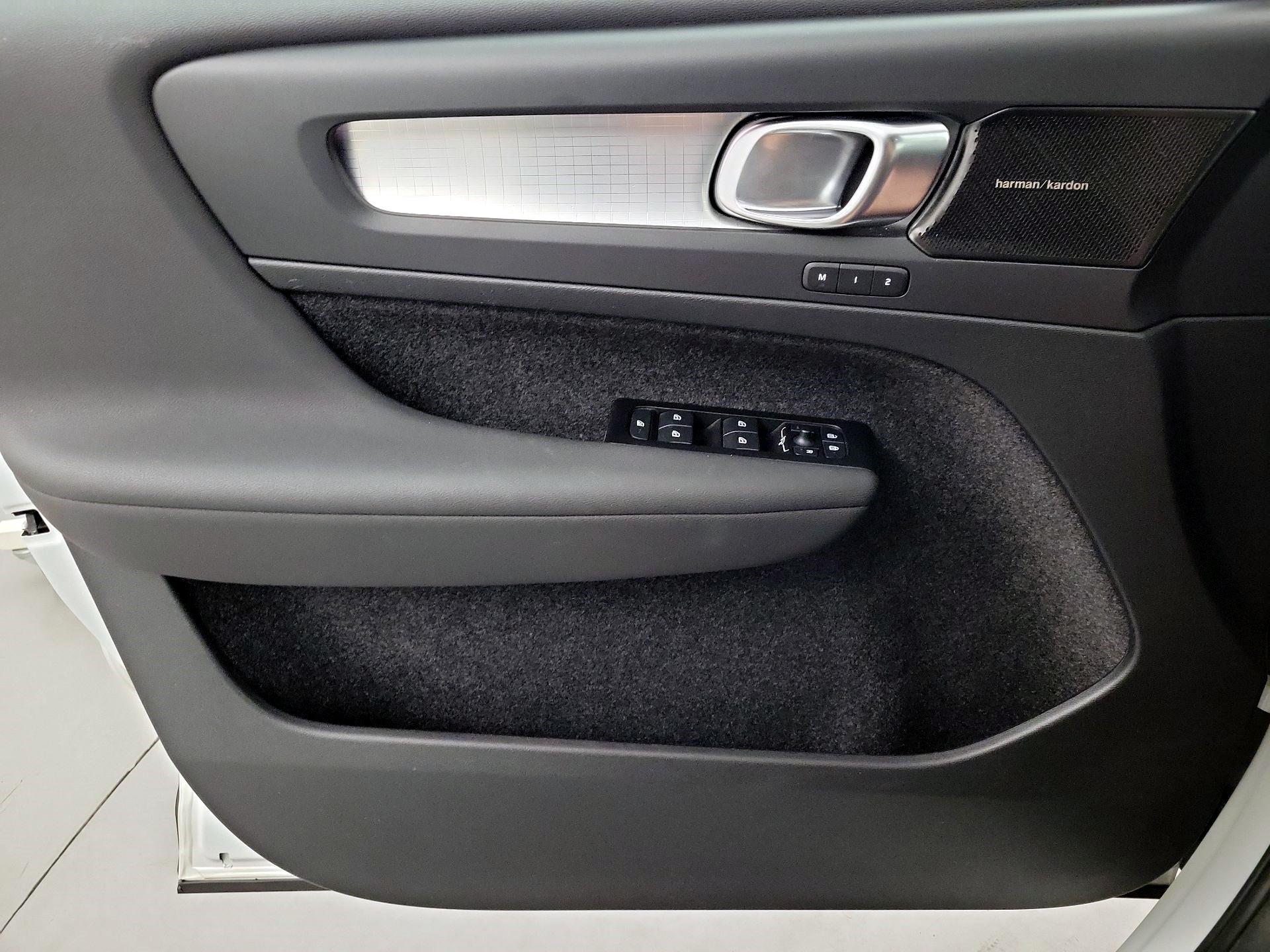 Thumbnail: 2022 Volvo XC40 - 10