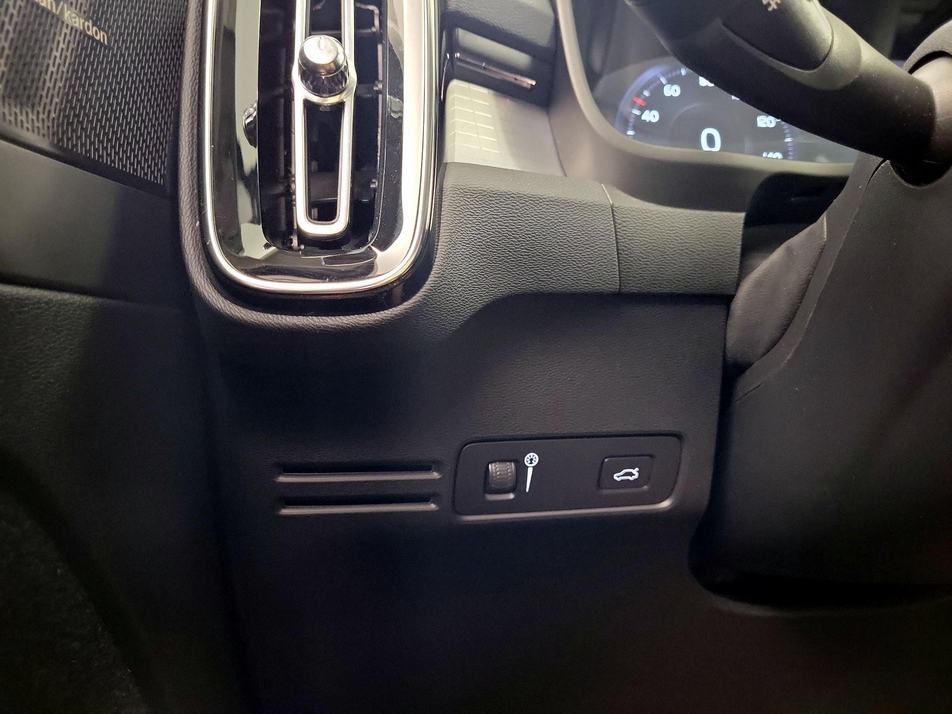 Thumbnail: 2022 Volvo XC40 - 11
