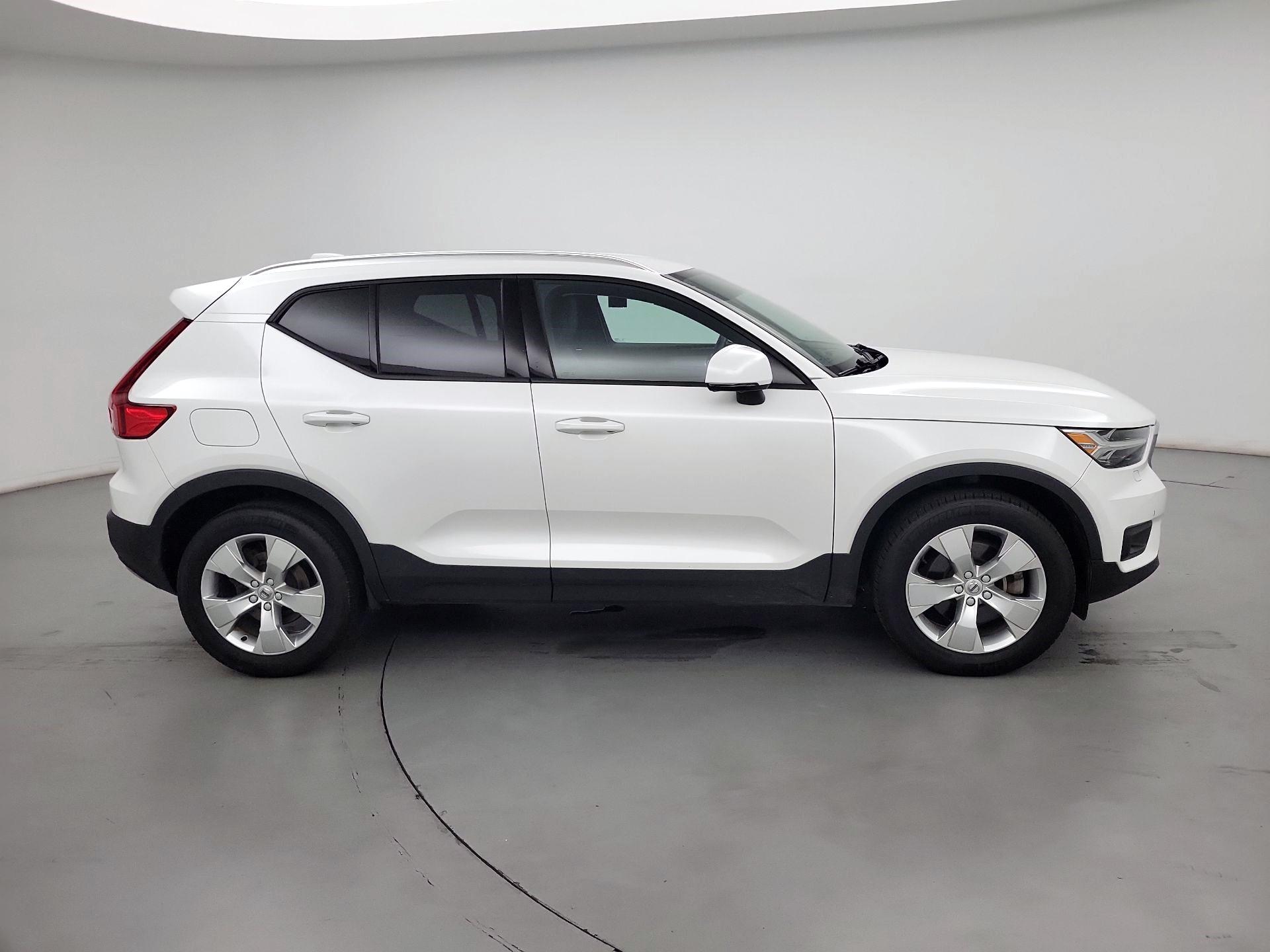Thumbnail: 2022 Volvo XC40 - 4