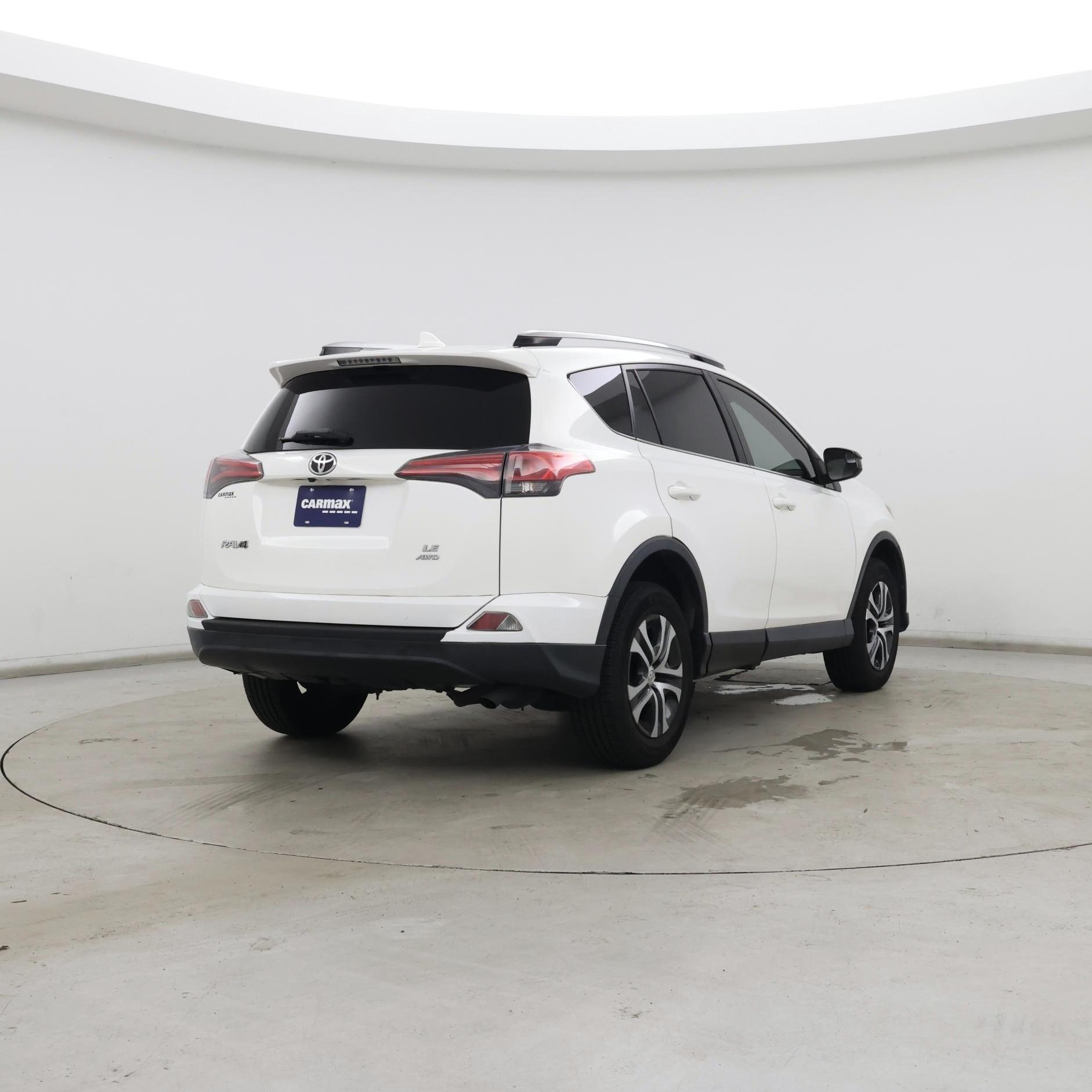 Thumbnail: 2017 Toyota RAV4 - 8
