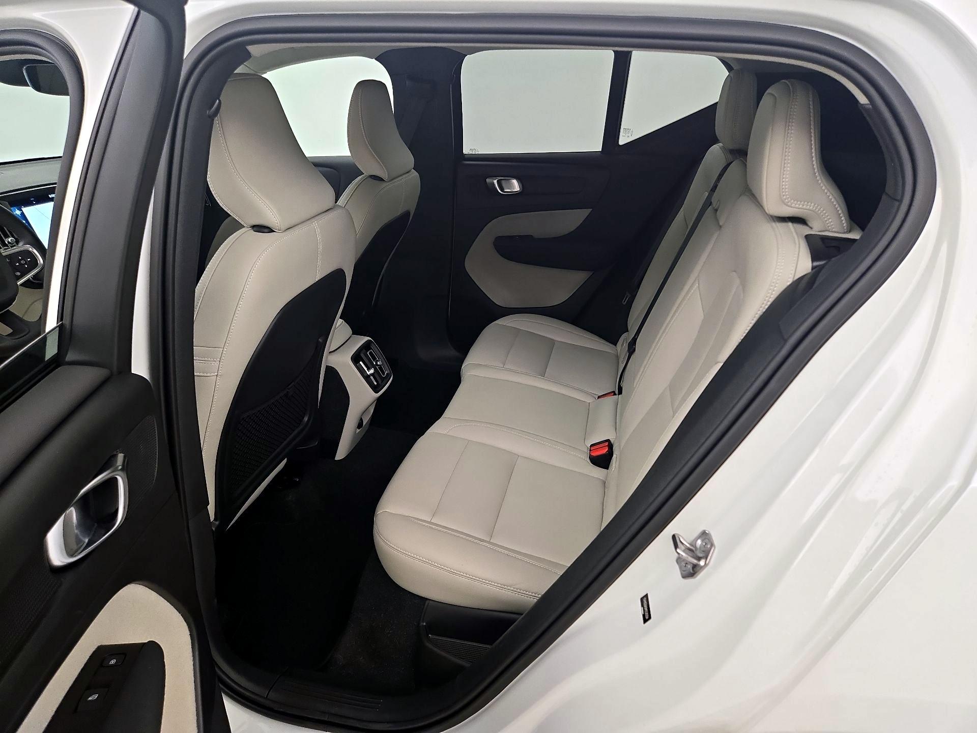 Thumbnail: 2021 Volvo XC40 - 20