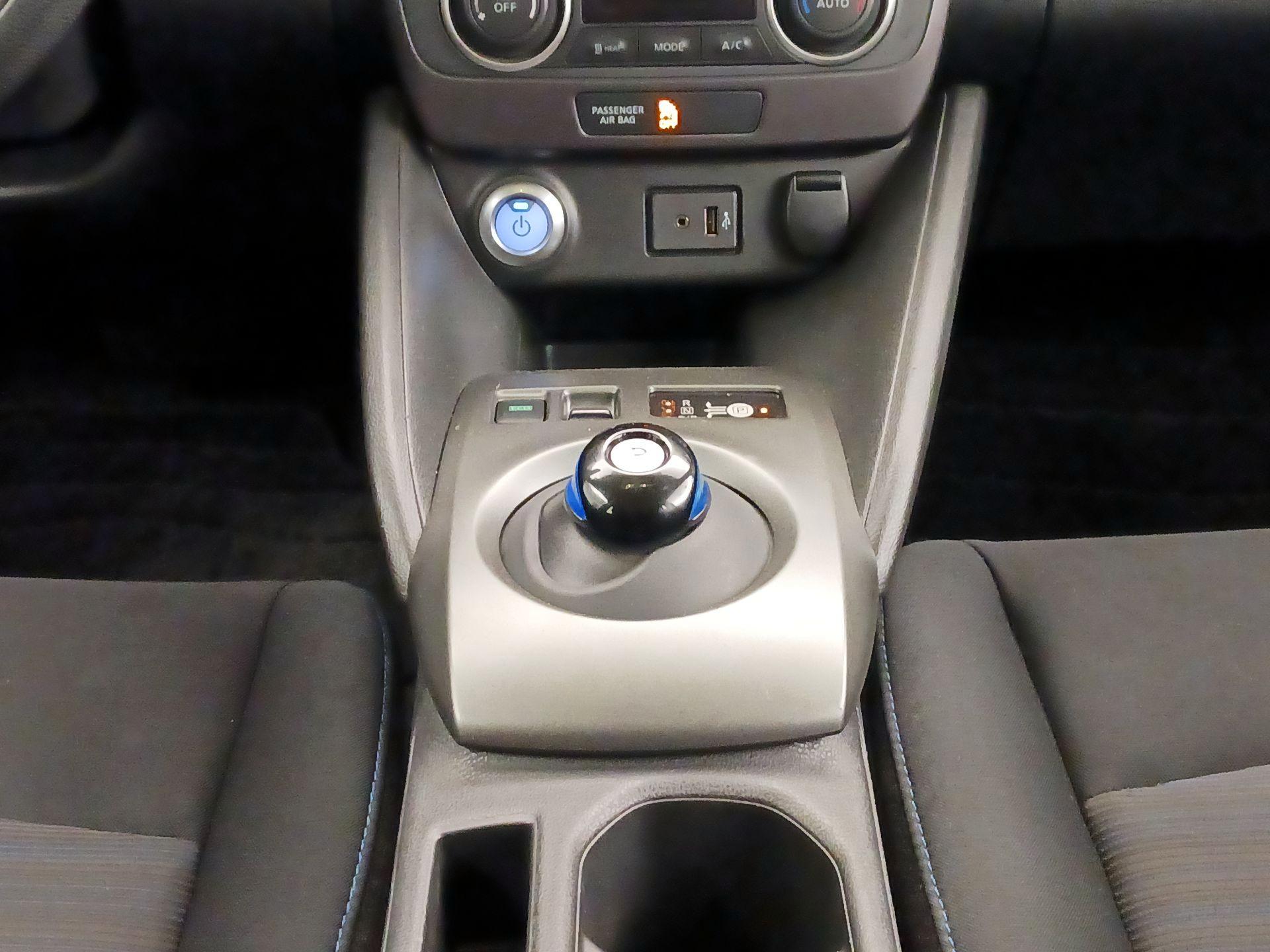 Thumbnail: 2018 Nissan Leaf - 17
