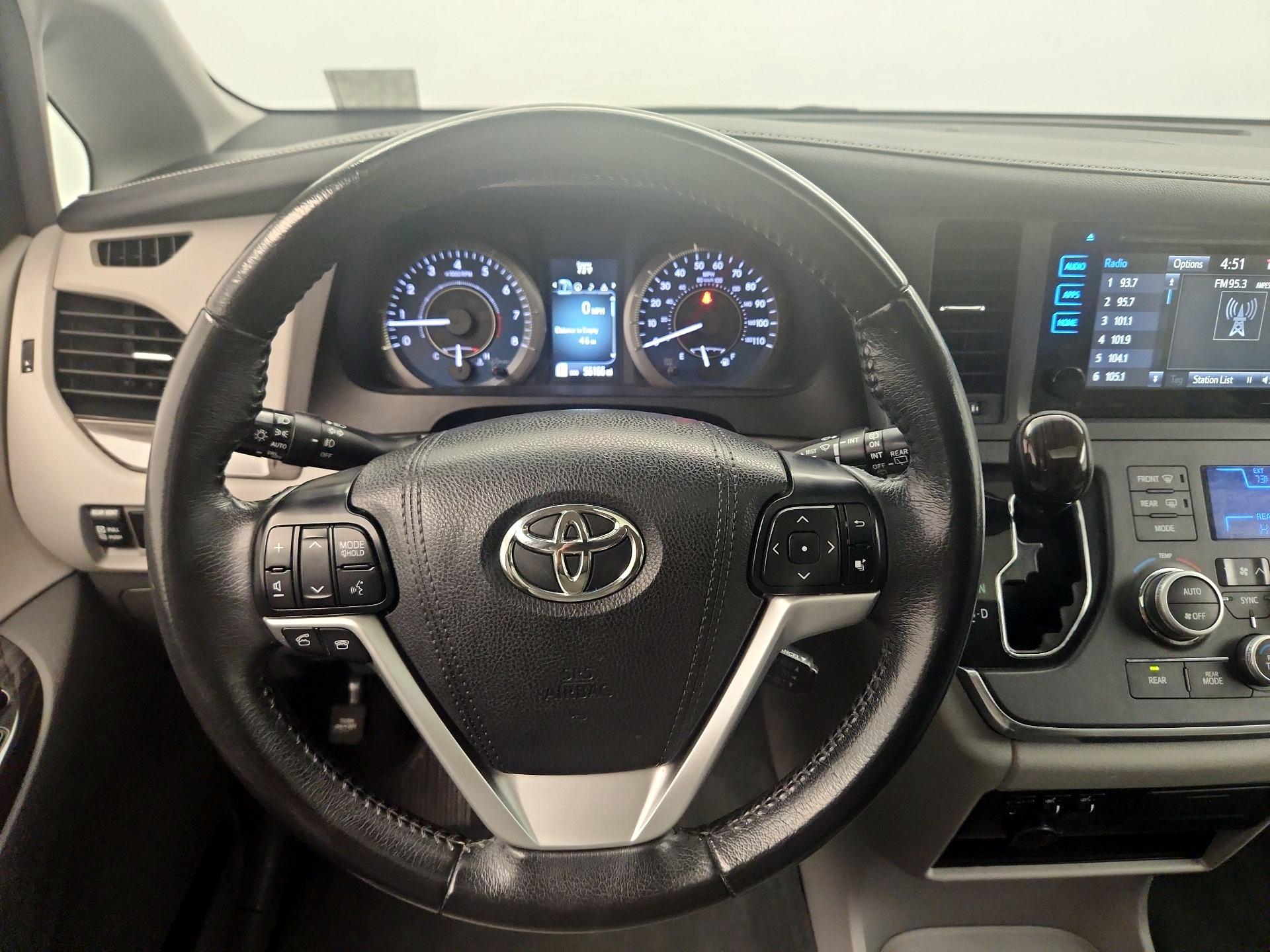 Thumbnail: 2017 Toyota Sienna - 10