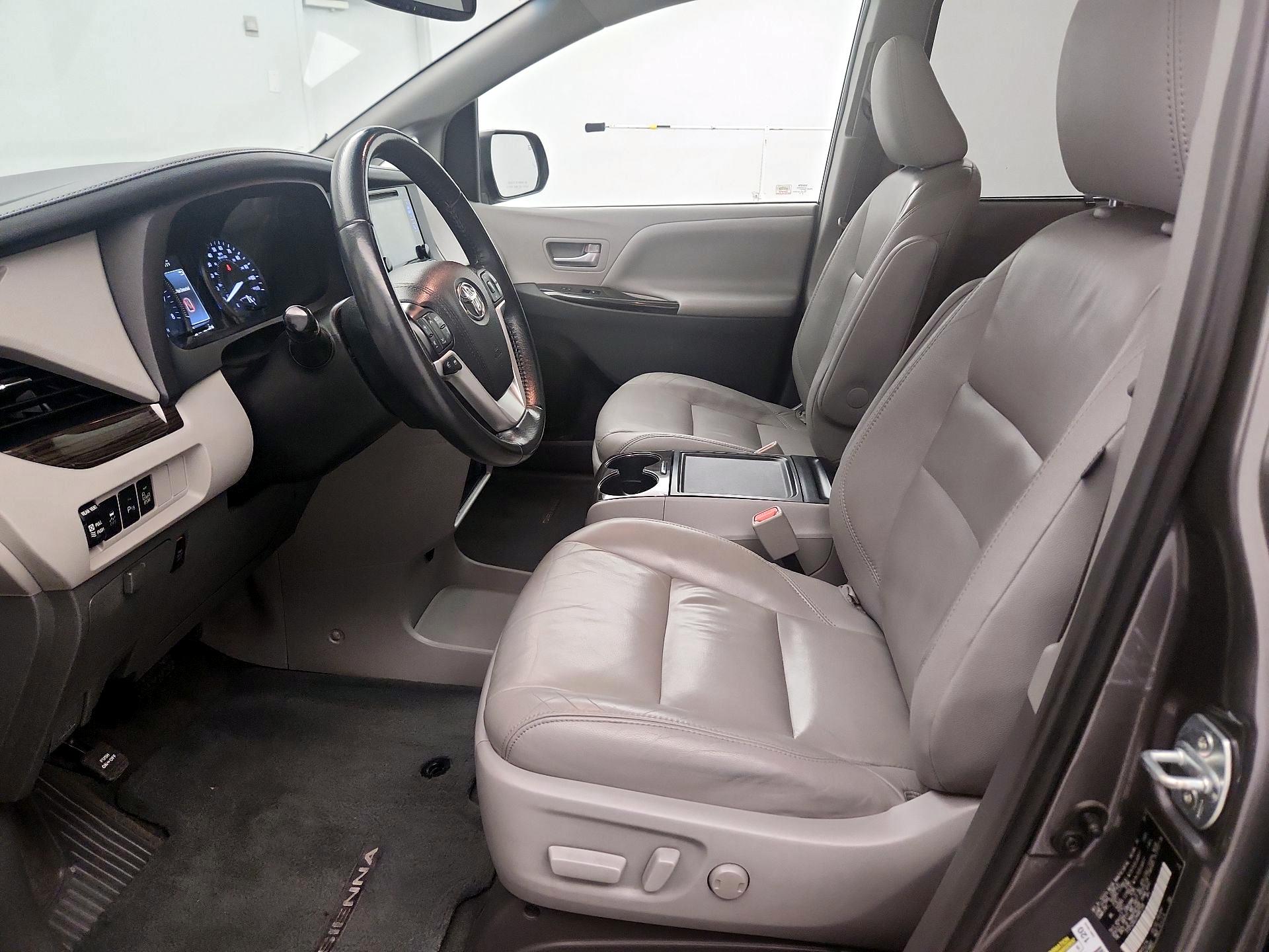 Thumbnail: 2017 Toyota Sienna - 11