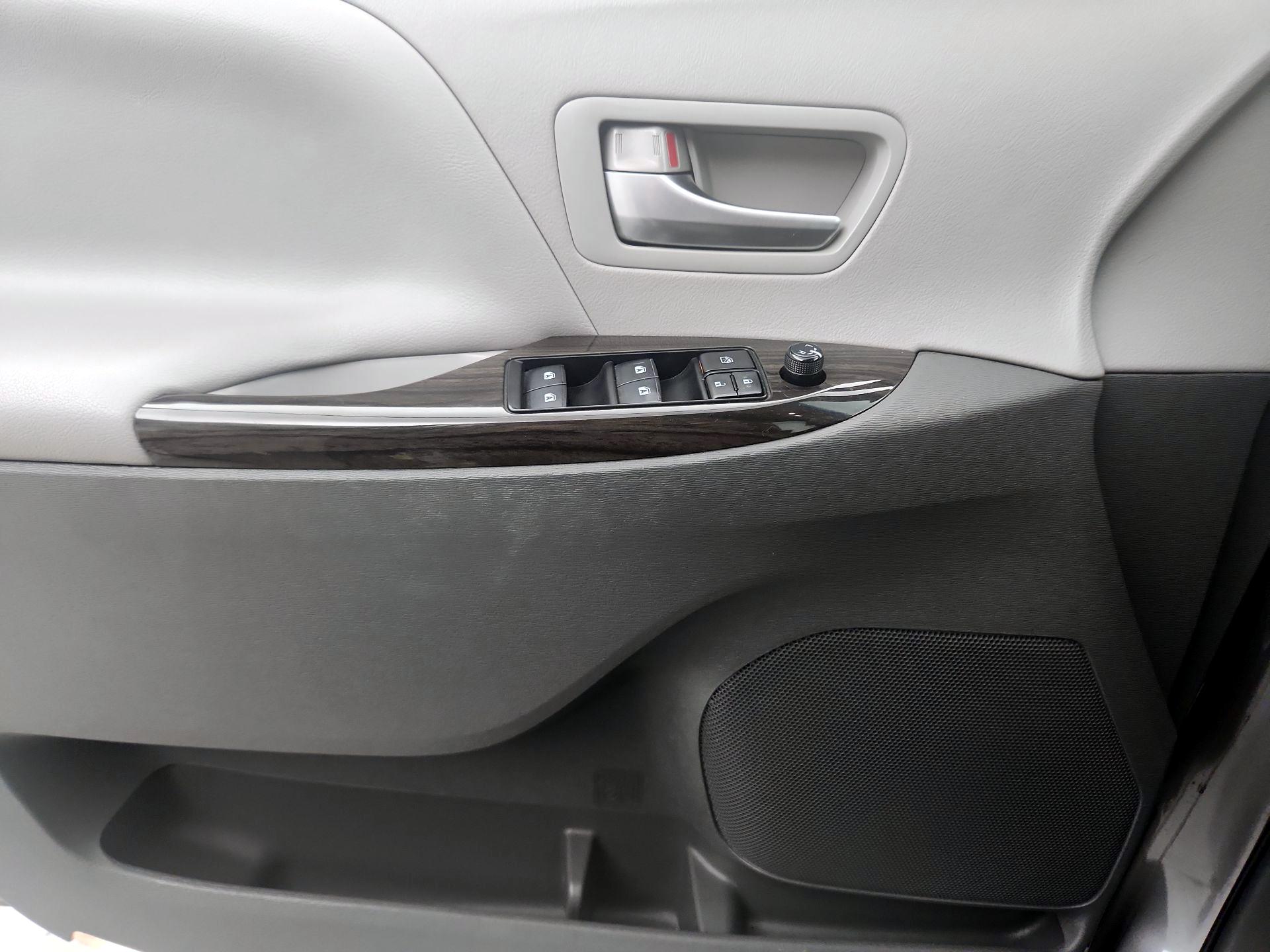 Thumbnail: 2017 Toyota Sienna - 12