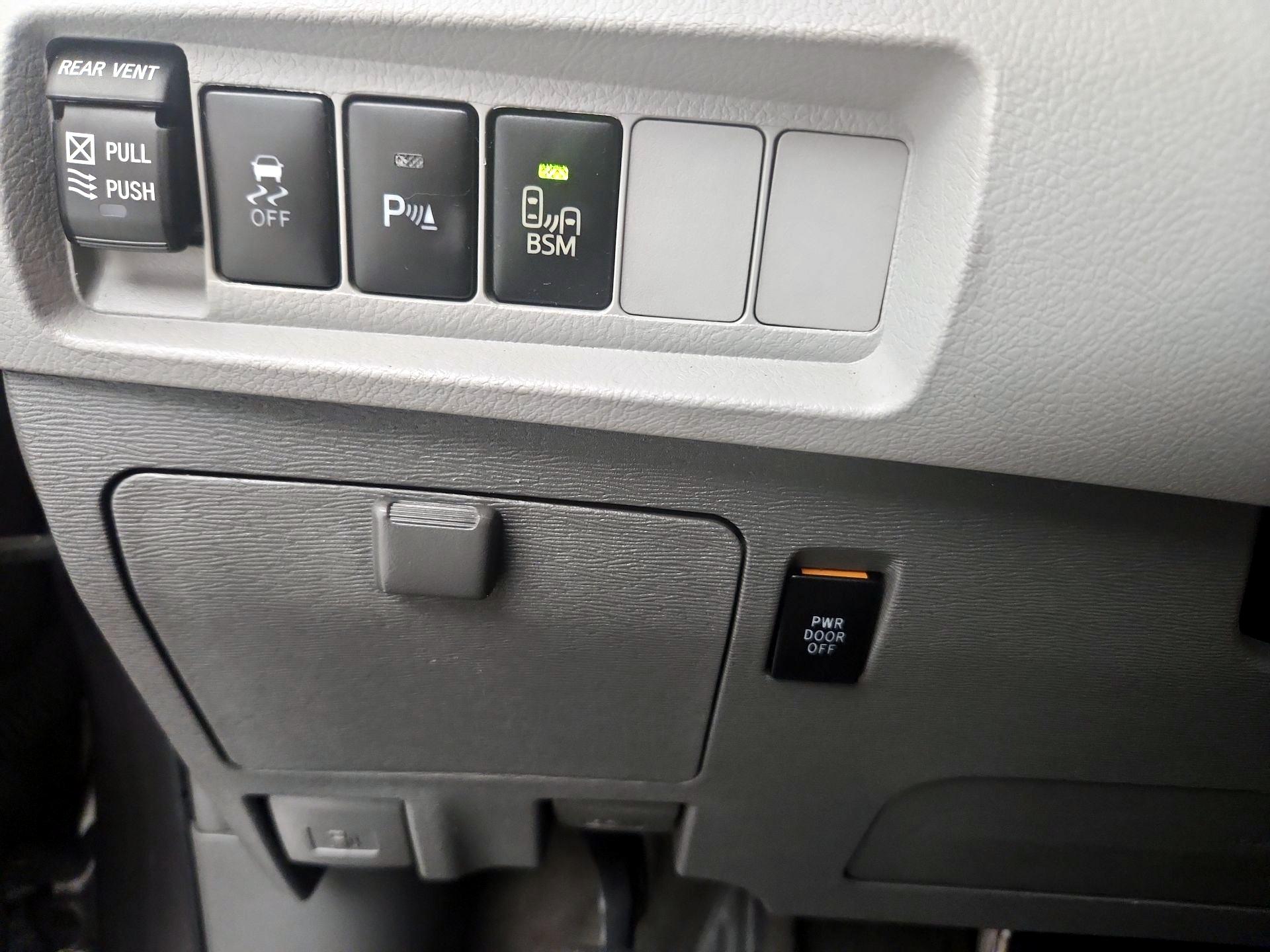 Thumbnail: 2017 Toyota Sienna - 13