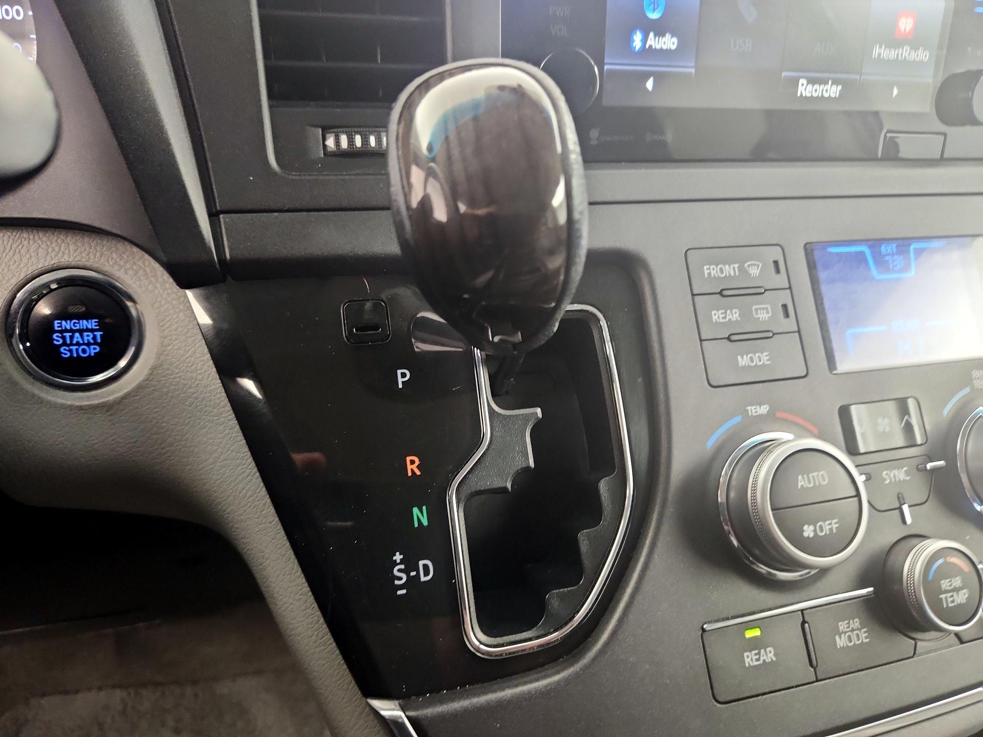 Thumbnail: 2017 Toyota Sienna - 17