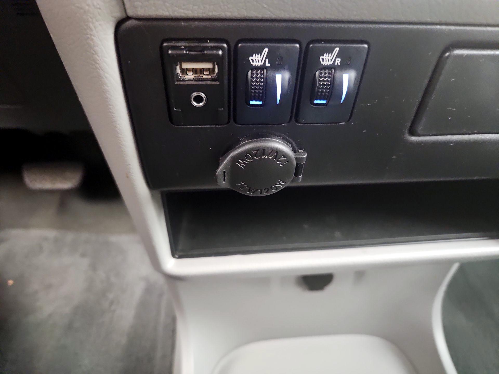 Thumbnail: 2017 Toyota Sienna - 18