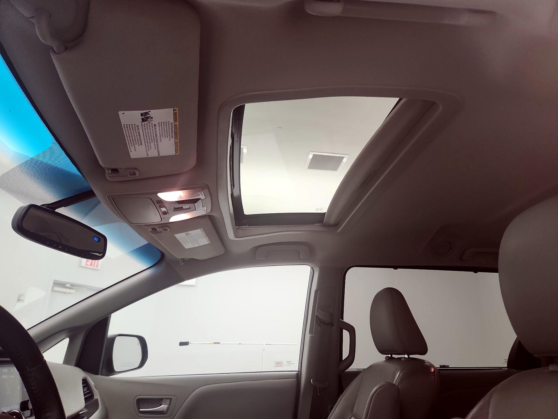 Thumbnail: 2017 Toyota Sienna - 19