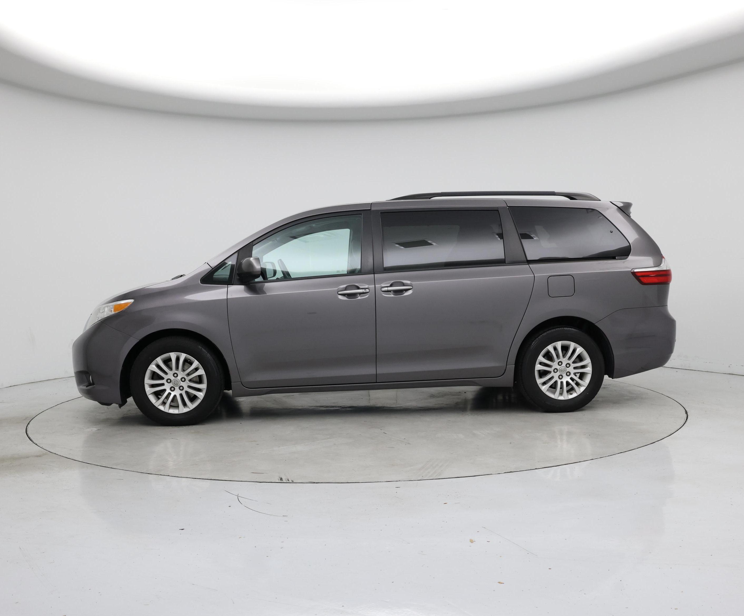 Thumbnail: 2017 Toyota Sienna - 3