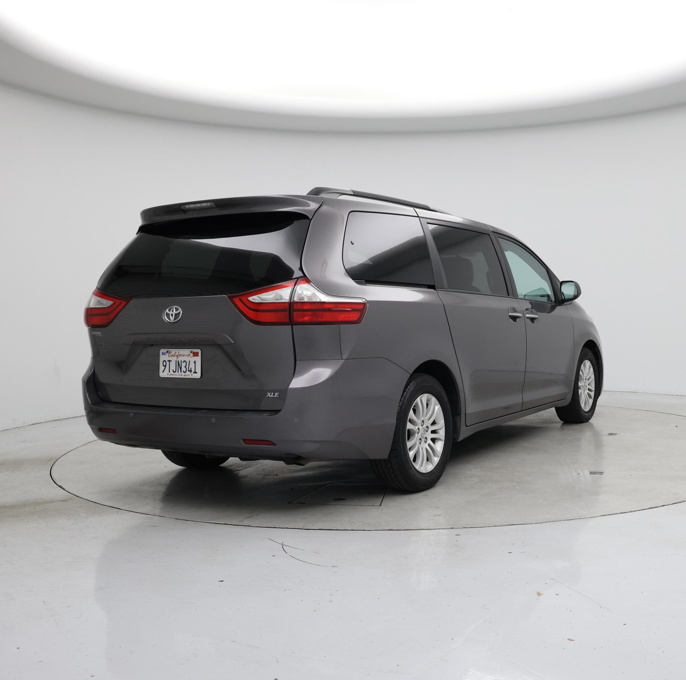 Thumbnail: 2017 Toyota Sienna - 8