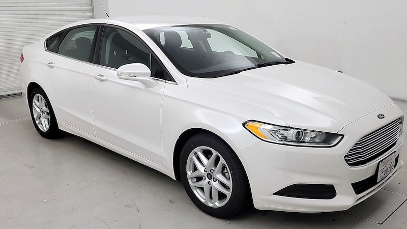 2016 Ford Fusion SE Hero Image